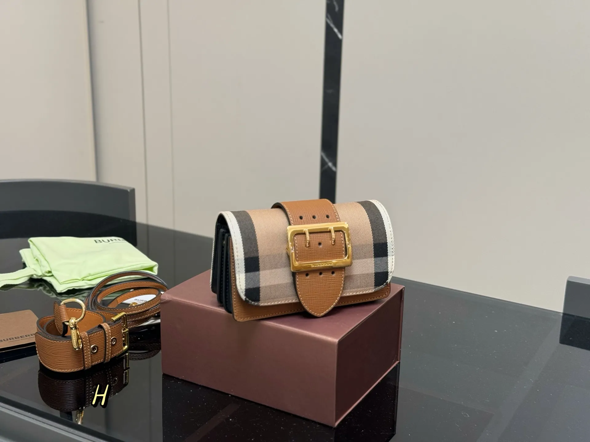 ¥170 配盒 尺寸:19.5*10*8cm 💜BURBERRY💯 巴宝莉 原单货 搭配双肩带 ⚠️一宽一细 臻选考究的马勒牛皮配原厂帆布精制而成 超级讲究哦!!!