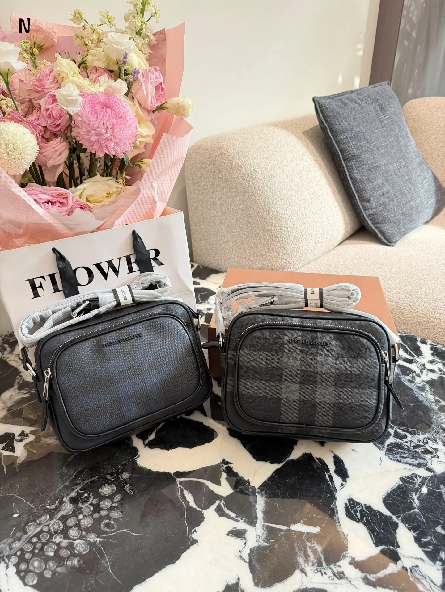 Burberry格纹相机包p190 品Burberry格纹相机包，经典深桦木棕+黑色皮革，英伦风满满!尺寸约20&times;17肩带可调节，单肩斜挎都OK，日常通勤或休闲出街都很适合t+。内部空间合理,手机钱包轻松收纳，实用又时髦。格纹设计辨识度超高,低调又有质感，是男士穿搭加分项，四季都能用，送礼也很有品味节。