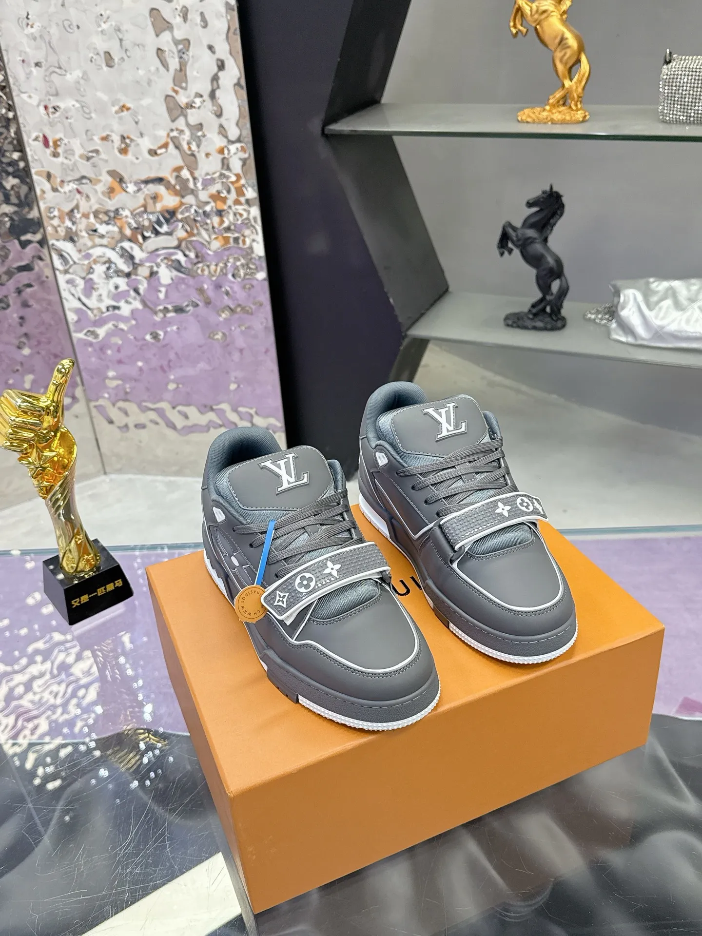 工厂价：350💰 顶级版本LV新款魔术贴 情侣款 LV 路易威登L家 Trainer 25开春/新款 休闲 运动鞋 滑板鞋 LV Trainer 运动鞋的灵感源自复古篮球鞋，代表 Virgil Abloh 的标志性设计理念 展现复古篮球运动鞋的当代演绎。粒面牛皮革 后者与当季成衣系列设计遥相呼应。Monogram 花卉点缀橡胶外底，LV 字母标注鞋舌。 ✔️面料: 原版定制头层牛皮 ✔️内里: 原版定制透气网里 ✔️大底: 双色TPU组合大底 ✔️底厚: 3CM ✔️Size: 35-45