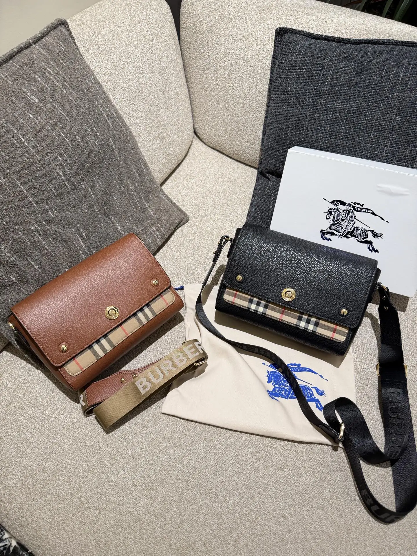 Burberry Note邮差包p165 Burberry Note邮差包,荔枝纹牛皮+经典格纹拼接,低 调又高级!25x17x8cm25x17x8cm,容量超能装,iPad、 雨伞都能放,通勤日常都OK++。宽肩带可调节,减压又百搭,休闲西装都能配。包盖吸扣设计,开合方便,内部空间合理,实用性满分!荔枝纹耐磨耐用,日常通勤、旅行都很 适合,是Burberry经典款,真的很推荐入手!
