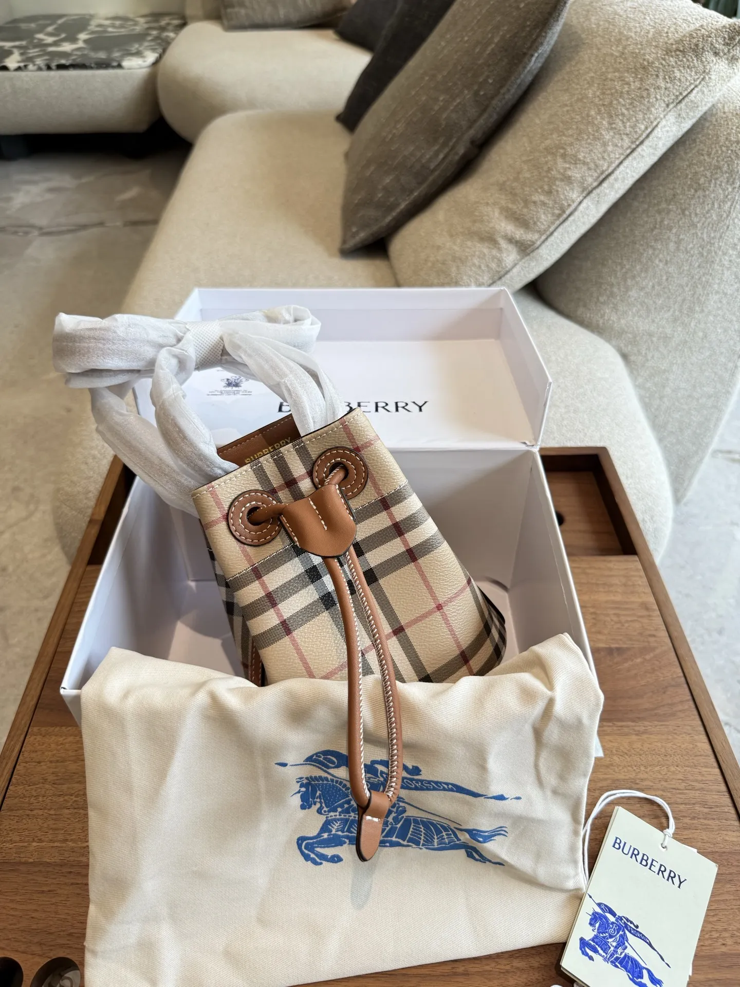 p165 年底到了。2快来-只BURBERR发财桶到发财$水桶包，选用涂层棉质混纺面料打造。于意大利工坊精制而成。 秋冬必备百搭斜挎包. 满满的高级感，时尚女士必备。 商品规格:16.5 x11x 18.5cm,肩背带最短垂直佩戴长度:48cm，肩背带最长垂直佩戴长度:54cm