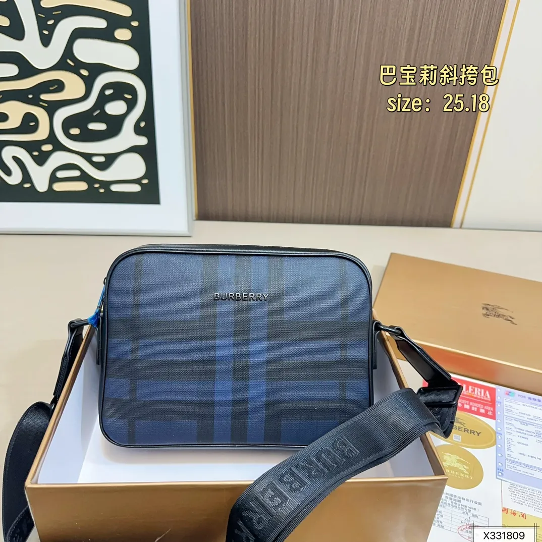 💰125 配盒 尺寸25.18 巴宝莉新款邮差包/斜跨包😄爆款🆕单品，皮质柔软 手感超赞 高端五金拉链头 做工细节精致 休闲低调实用，高品质 ！