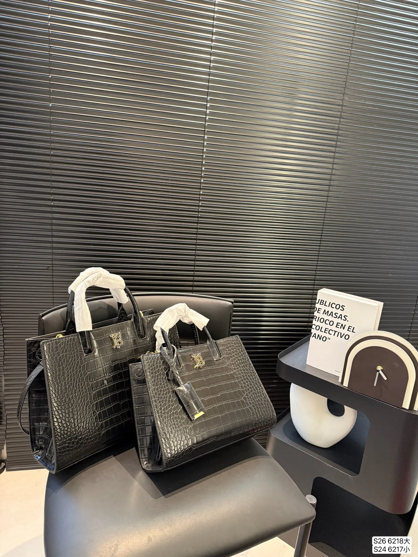 大号P180 小号P170 配折叠盒子巴宝莉Burberry |托特包 新款托特包包啊! 侧面吸口模式 手提的同时 蒂一根长肩带可以斜挎和单肩! 快来买呀 尺寸:大号33 24 小号27 21 货号大6218 小6217