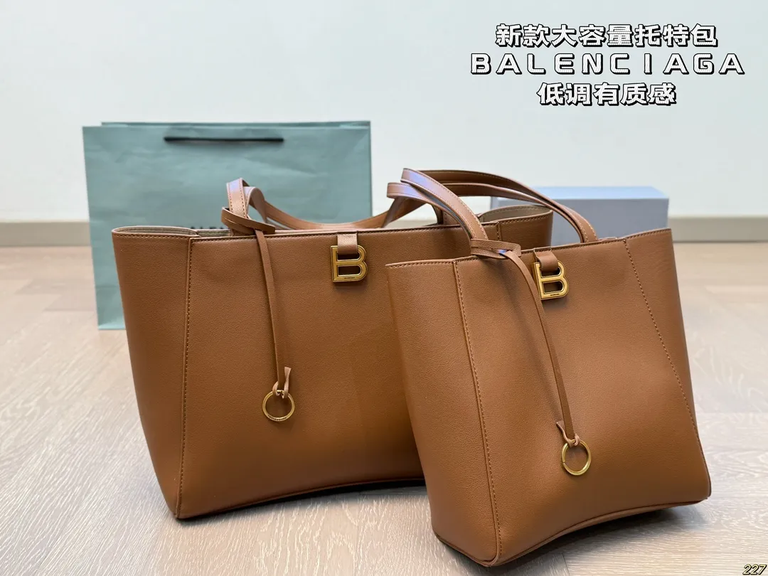 &yen;140/&yen;135 BALENCIAGA巴黎世家 Hampton Carry All托特包❤️ 低调有质感，独特的艺术气息 标志性logo 辨识度超高～ 设计简单新颖。相当有质感✔️ 空间超大 质感超好很厚实但又不失柔软‼️ 尺寸36 27/24 26