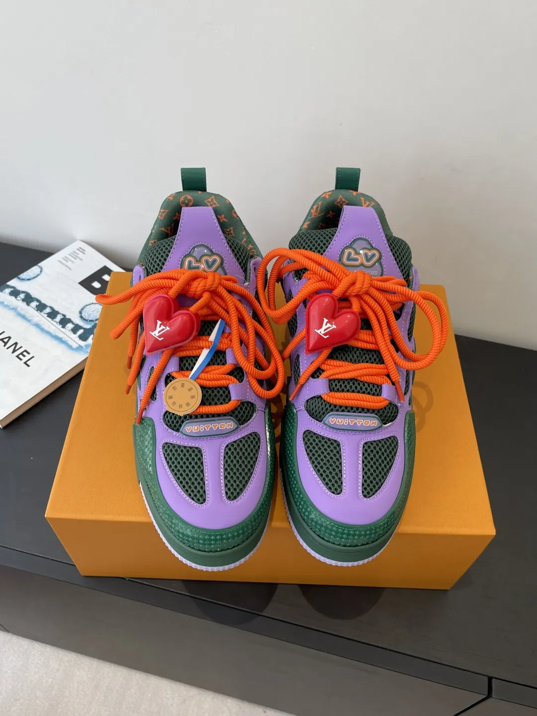 400💰新版面 Louis Vuiton路易威登 Skate系列面包鞋滑板鞋 运动鞋（配饰➕60❗️） LV Skate从2020年开始延续The View专业滑板鞋款，这种风格延续了90年代肥大的版型。设计师们添加了俏皮的元素，例如开放式网面鞋舌和向Axion、es和DC致敬的夸张鞋带。这款LVSK8运动鞋不同于典型的滑板鞋，它采用牛巴革制成，带有TPU饰边和Monogram纹理。最后，还有鞋跟和鞋舌上的logo以及侧面花卉图案。 面料：原版定制头层牛皮+透气网面 内里：原版进口透气网里 鞋底：原版开模tpu大底 码数：35-45