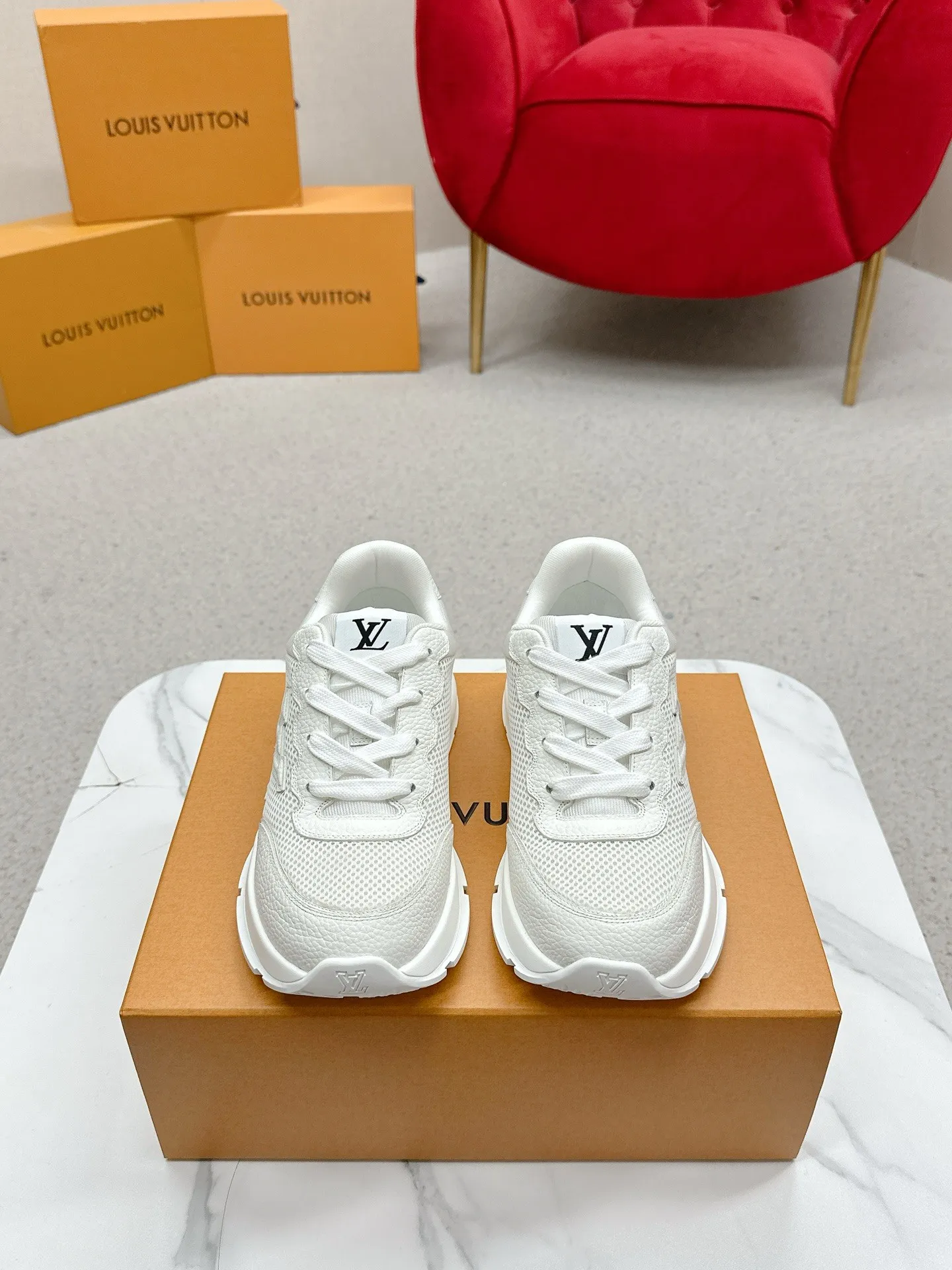 💰320 LV路易威登春夏最新款运动鞋 2025春夏新款 顶级版本‼️原版一致专柜主打最新款休闲鞋 硬货上新✨代购级别!高级感十足!国内外博主刷爆的一款,复古又时髦 增高神器 上脚美炸了!穿上满满的幸福感!官网主推款 ▪️鞋面:荔枝纹小牛皮(纹路细腻不是很粗那种)面料▪️内里:意大利进口透气纱网 ▪️大底:原版开模TPU大底▪️Size男39-44(男款45定制)