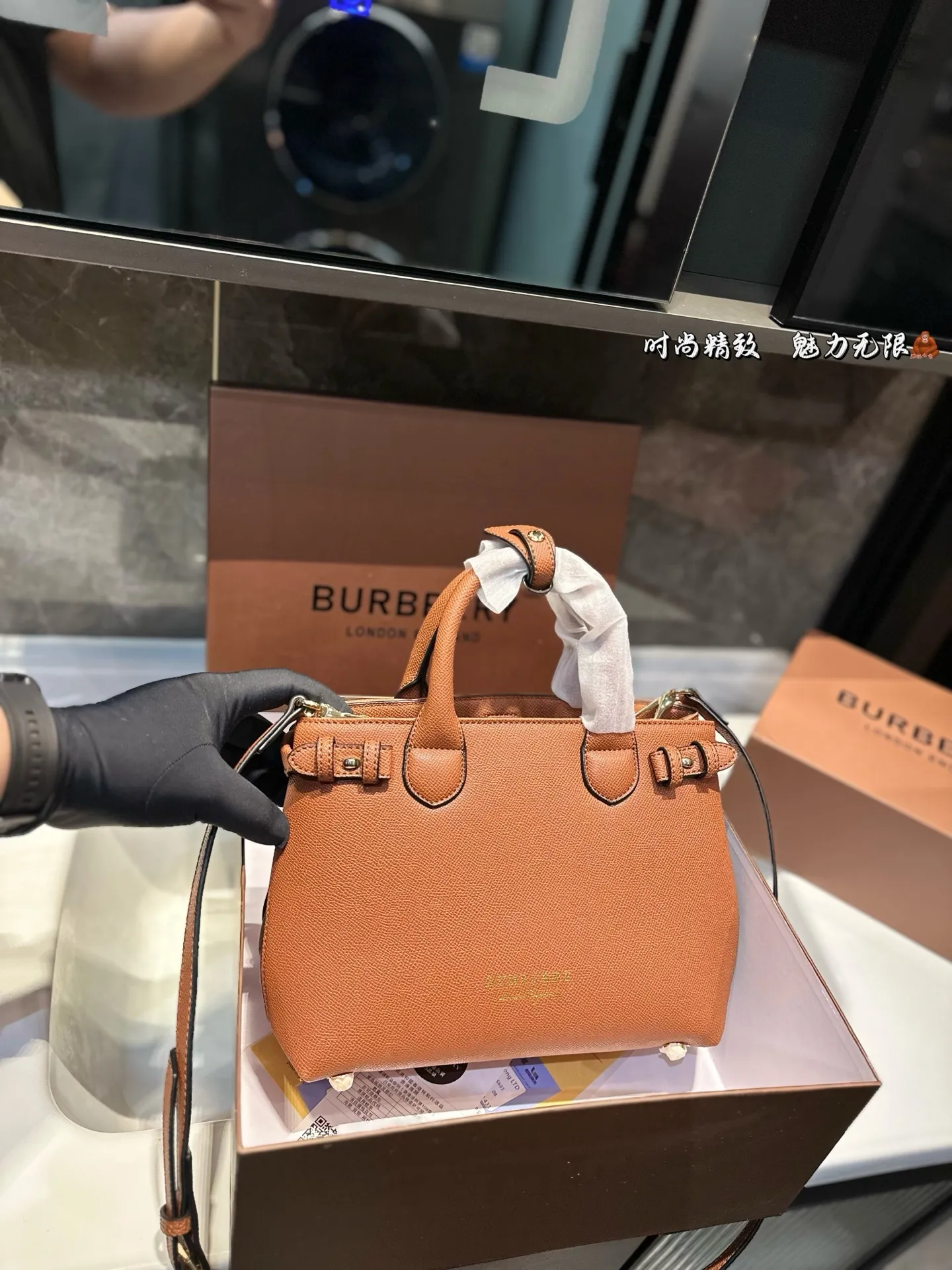 ❤️p165（礼盒包装）❤️ 上❤巴宝莉/burberry 购物袋 这款真的是太好看了吧 你们千呼万唤的款💓💓 怎么背都好看 质量超🐂B PK专柜品质 美妞必留款 趁着现货 抓紧留 size 26 19cm