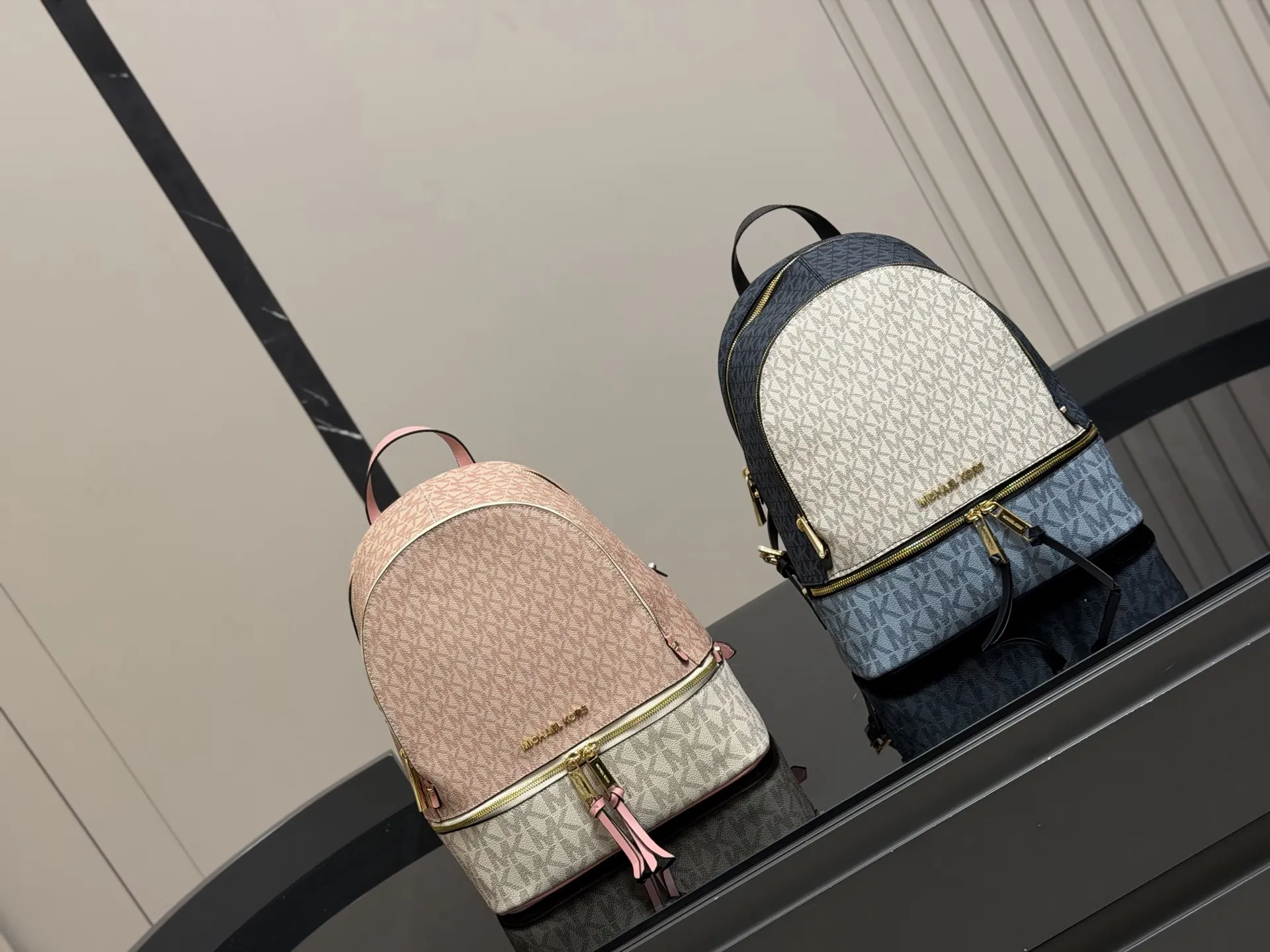 &yen;190 配盒 MICHAEL KORS女包 新款RHEA ZIP拼色LOGO印花女士双肩包背包旅行拉链书包 Mk双肩算是所有同款中高端系列 Mk作为轻奢品牌原本价格就走平民路线 所以这种经典复古款式是势必要入一只的了 秋季计划出游提上日程的宝宝们 必备一款轻便容量又大的双肩哦！ 简单耐用 大容量 实用性很强！ 30&times;32cm