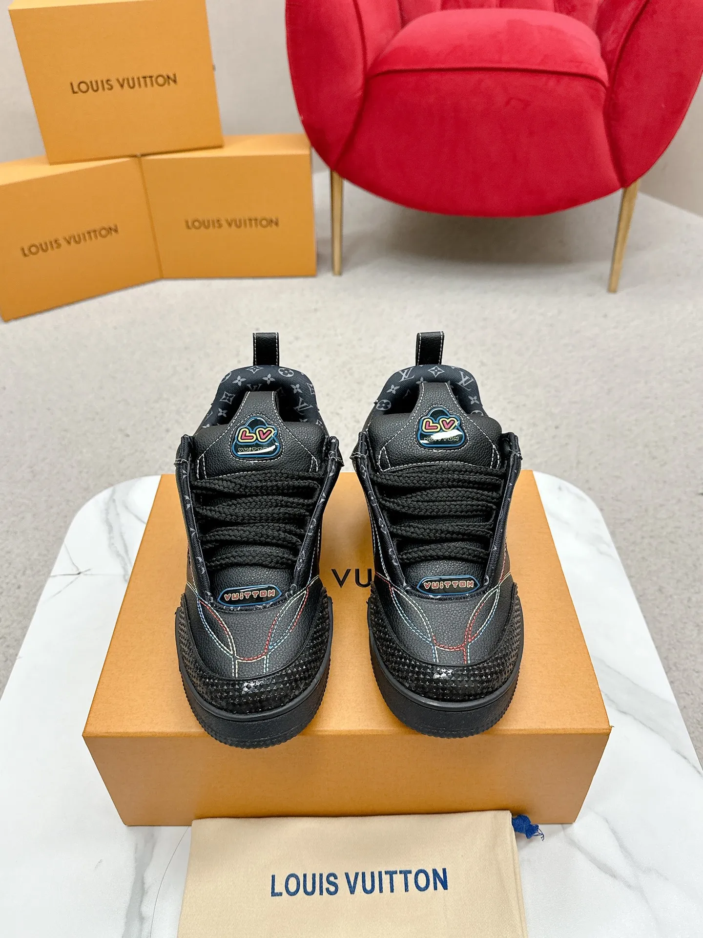 🅿️ 💰 360 Louis Vuiton&middot;路易威登🍀 🍀 LV Skate系列面包鞋-滑板鞋-篮球鞋-休闲运动鞋 顶级版本🔝原版购入开发做货👍🏻[烟花]LV Skate从2020年开始延续The View专业滑板鞋款，这种风格延续了90年代肥大的版型。设计师们添加了俏皮的元素，例如开放式网面鞋舌和向Axion、es和DC致敬的夸张鞋带。这款LVSK8运动鞋不同于典型的滑板鞋，它采用牛巴革制成，带有TPU饰边和Monogram纹理。最后，还有鞋跟和鞋舌上的logo以及侧面花卉图案。 ☑️ 面料:原版定制头层牛皮+透气网面 ☑️ 内里:原版进口透气网里 ☑️ 码数:女35-40 男39-44（女41男45.46订制 不退换）