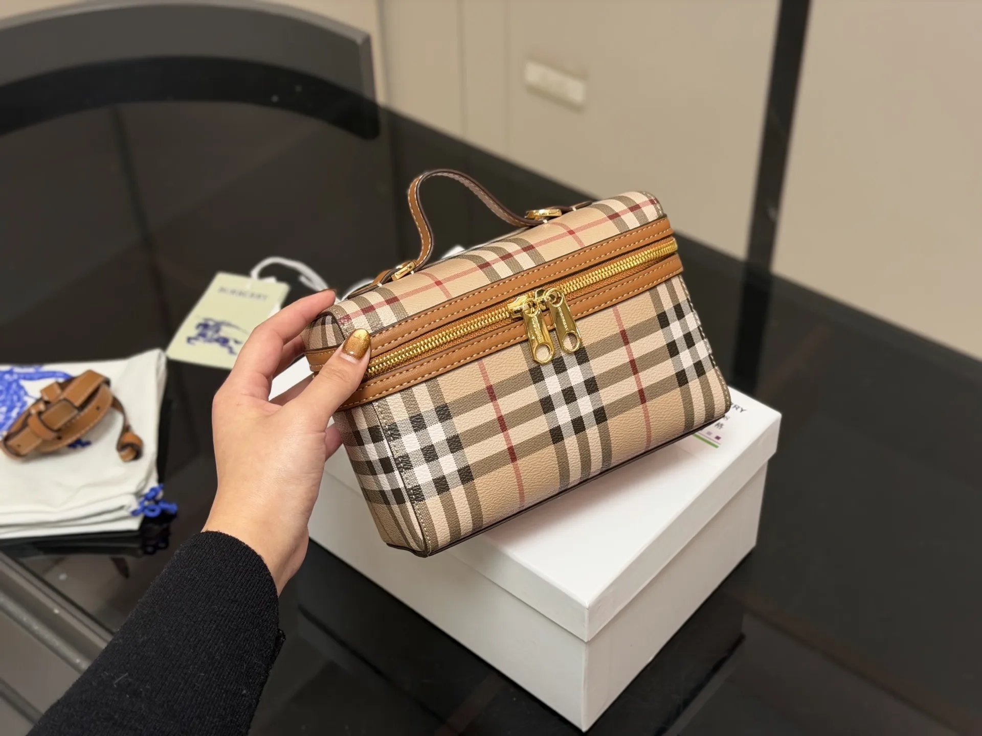 &yen;170 配盒 size：19.13 巴宝莉 LP小盒子包 性价比超高的一只格纹小盒子 真的好可爱呀 可甜可盐太可爱啦！ 可以手拿可以肩背长度刚刚好