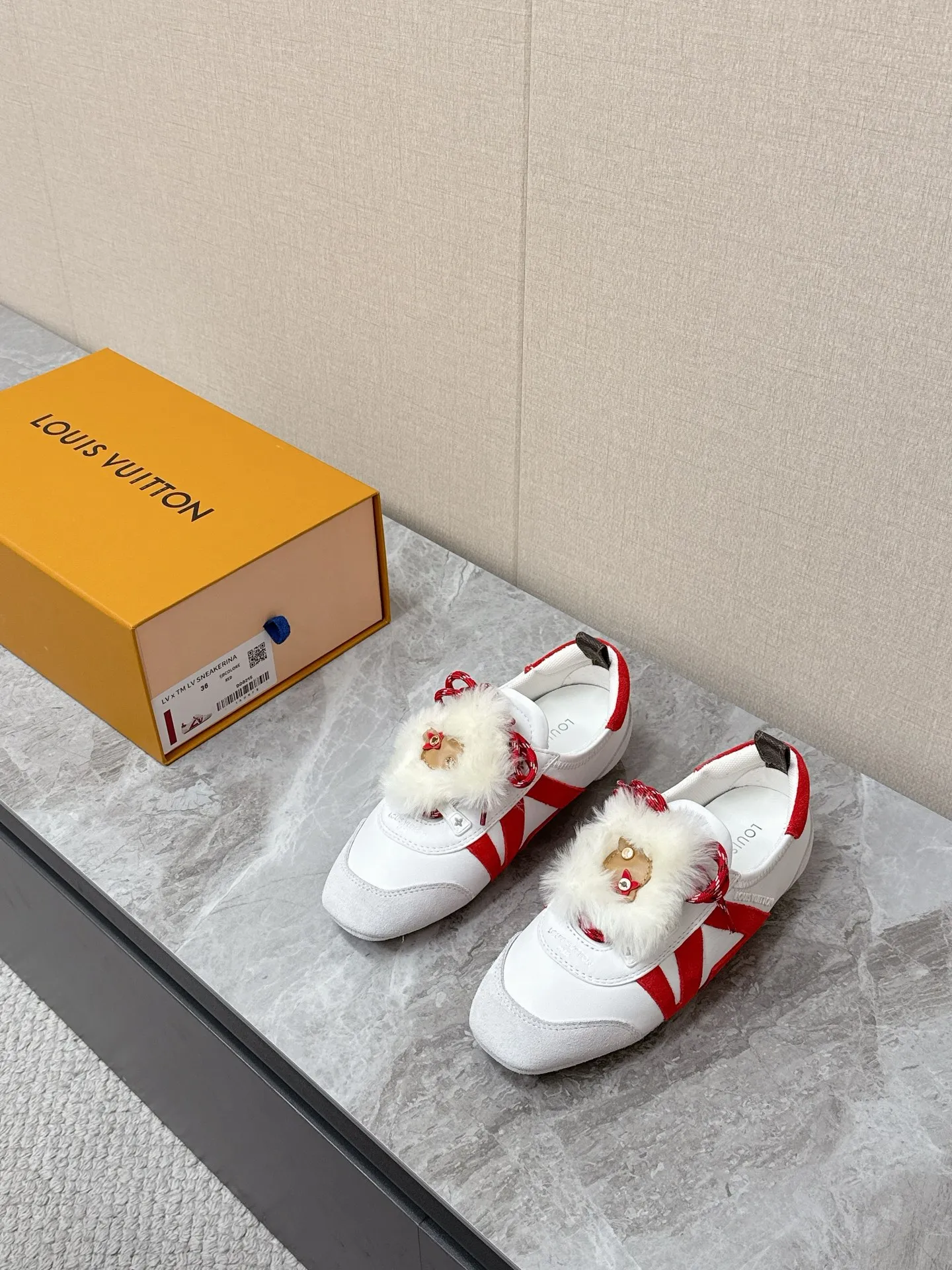 💰320 Louis Vuitton路易威登驴牌春夏Sneakerina系列 芭蕾运动鞋 德训鞋 平底鞋 原版三对购入开发完美复刻Sneakerina 芭蕾风运动鞋以丝滑绒面牛皮革塑造流畅线条 兼具芭蕾舞鞋的轻盈构型和运动鞋的舒适质感。侧面 LV 标识和Monogram 帆布后袢带丰富细节，Sacchetto 工艺和 TPU 外底升级轻柔穿着体验 底厚：1.5CM 面料: 原版定制进口头层牛皮 内里：原版定制透气网里鞋底：原版开模注塑TPU材质Size: 35-42（41 42定制）