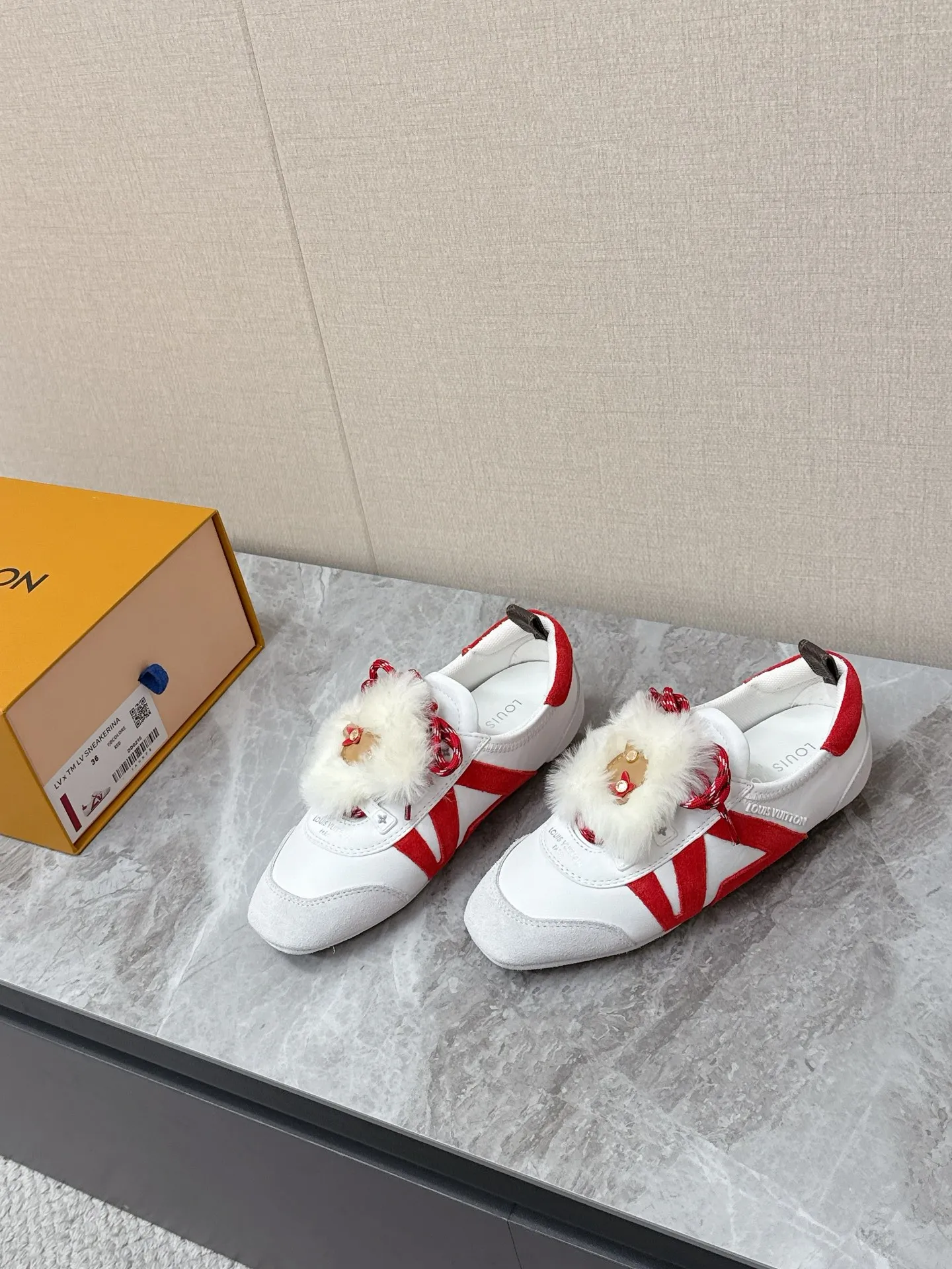 💰320 Louis Vuitton路易威登驴牌春夏Sneakerina系列 芭蕾运动鞋 德训鞋 平底鞋 原版三对购入开发完美复刻Sneakerina 芭蕾风运动鞋以丝滑绒面牛皮革塑造流畅线条 兼具芭蕾舞鞋的轻盈构型和运动鞋的舒适质感。侧面 LV 标识和Monogram 帆布后袢带丰富细节，Sacchetto 工艺和 TPU 外底升级轻柔穿着体验 底厚：1.5CM 面料: 原版定制进口头层牛皮 内里：原版定制透气网里鞋底：原版开模注塑TPU材质Size: 35-42（41 42定制）
