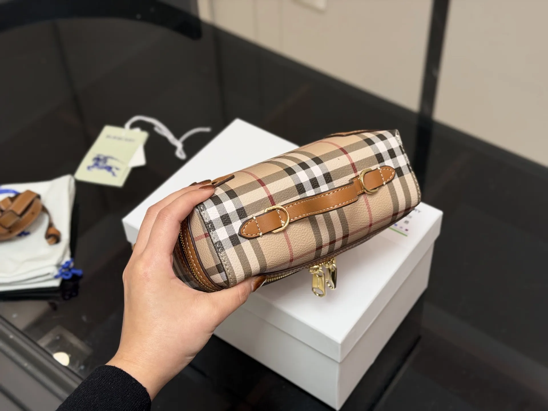 ¥170 配盒 size:19.13 巴宝莉 LP小盒子包 性价比超高的一只格纹小盒子 真的好可爱呀 可甜可盐太可爱啦! 可以手拿可以肩背长度刚刚好