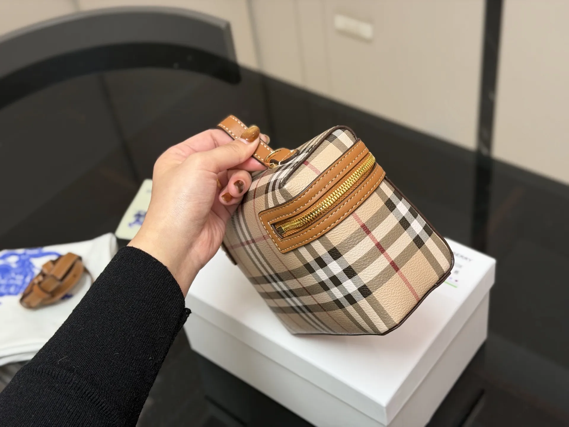 &yen;170 配盒 size：19.13 巴宝莉 LP小盒子包 性价比超高的一只格纹小盒子 真的好可爱呀 可甜可盐太可爱啦！ 可以手拿可以肩背长度刚刚好