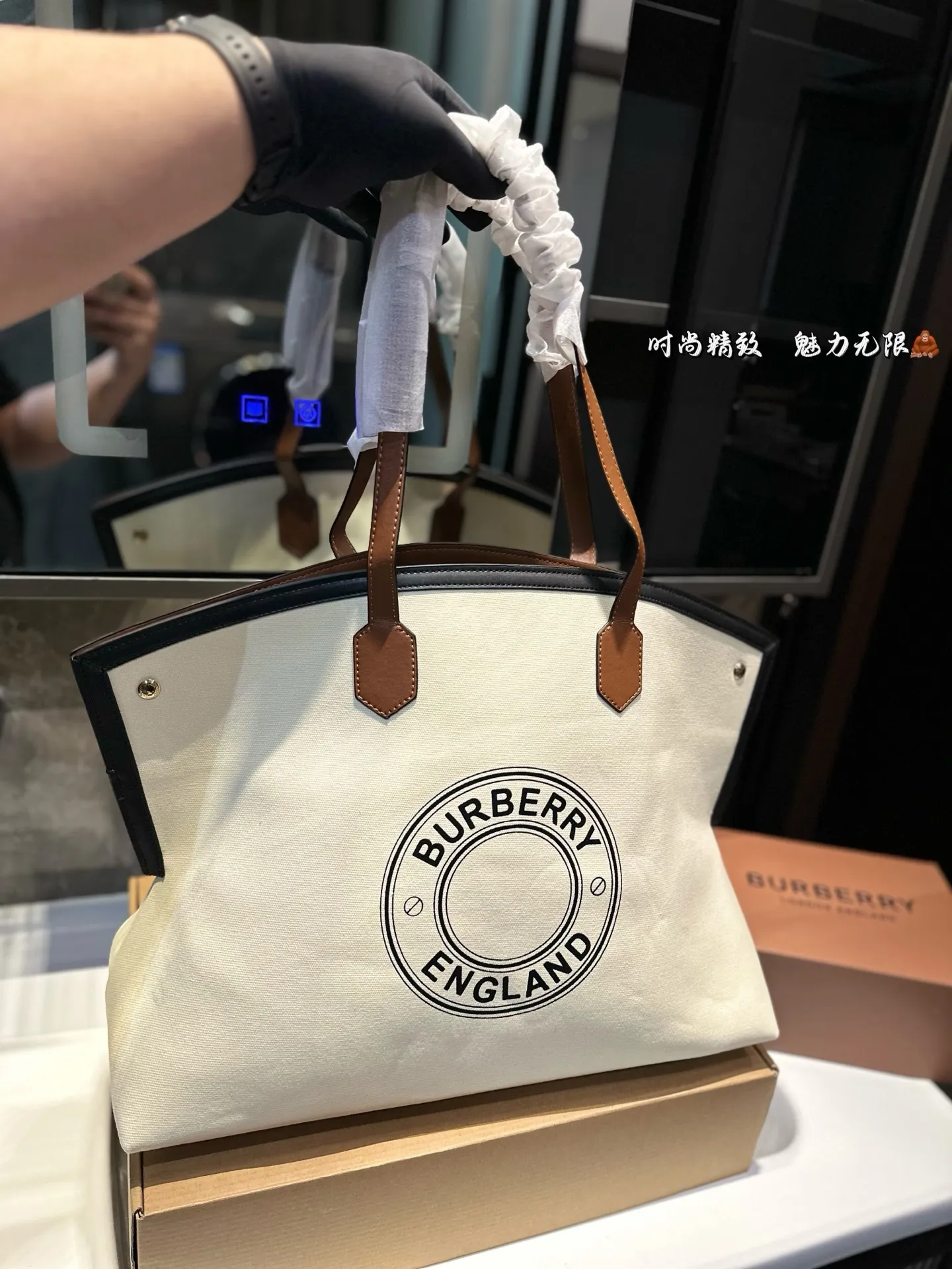 ❤️p160❤️ Burberry 2020SS托特包!!购物袋 推 荐给大家 巴宝莉大家好.推荐给大家是2020SS走秀款非常实用和百搭.相对很多托特包来说.这个款满轻便又耐用的一款! 太喜欢这个款式啦 推荐自留 尺寸 45 33