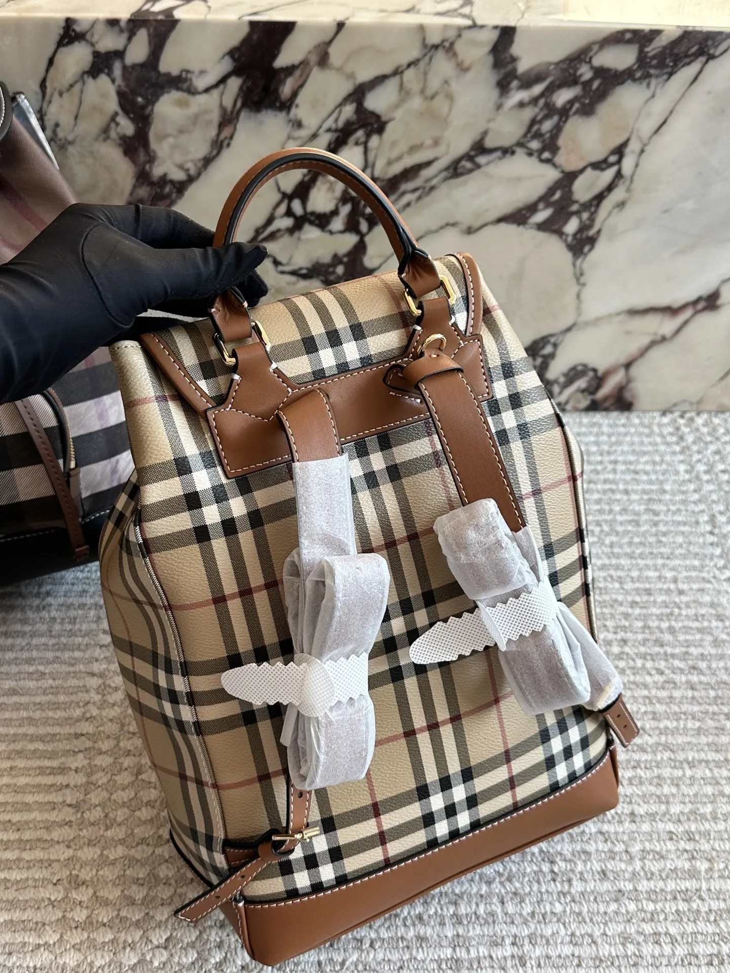 p195 超级乖的格纹双肩包 终于终于到货啦!!!这要经典格纹的女士双肩包， 不要 太乖哦背起来一白容量也很大， 经典又百搭，博柏利双肩 包#享 #burberry #格纹双肩 包27&times;35