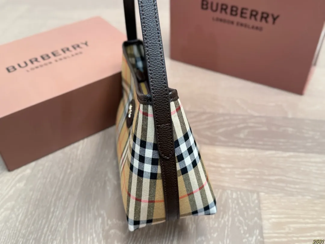 &yen;125折叠盒 巴宝莉Burberry 可甜可咸 时尚潮流 轻松驾驭任何风格 尺寸24 16