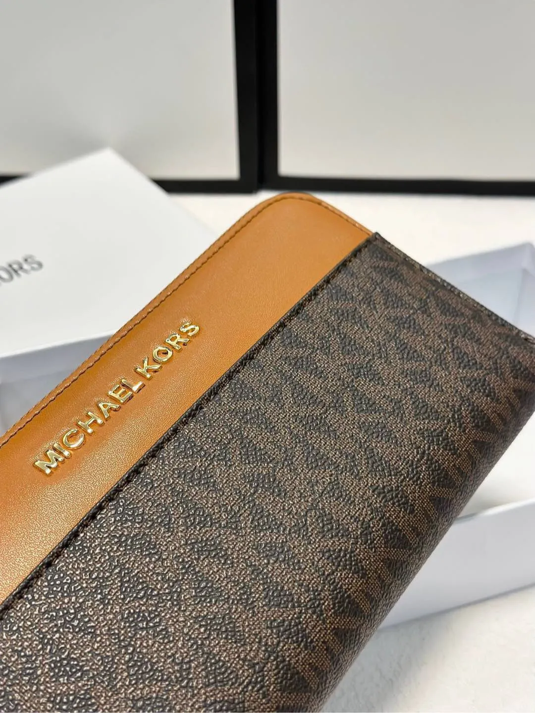 P95🎀🎀颜色 咖🎀尺寸 19x10🎀实拍MK✨优质牛皮🐂手感一流👏时尚设计💋潮版百搭，简约大方，经典永不过时💍单拉链钱包