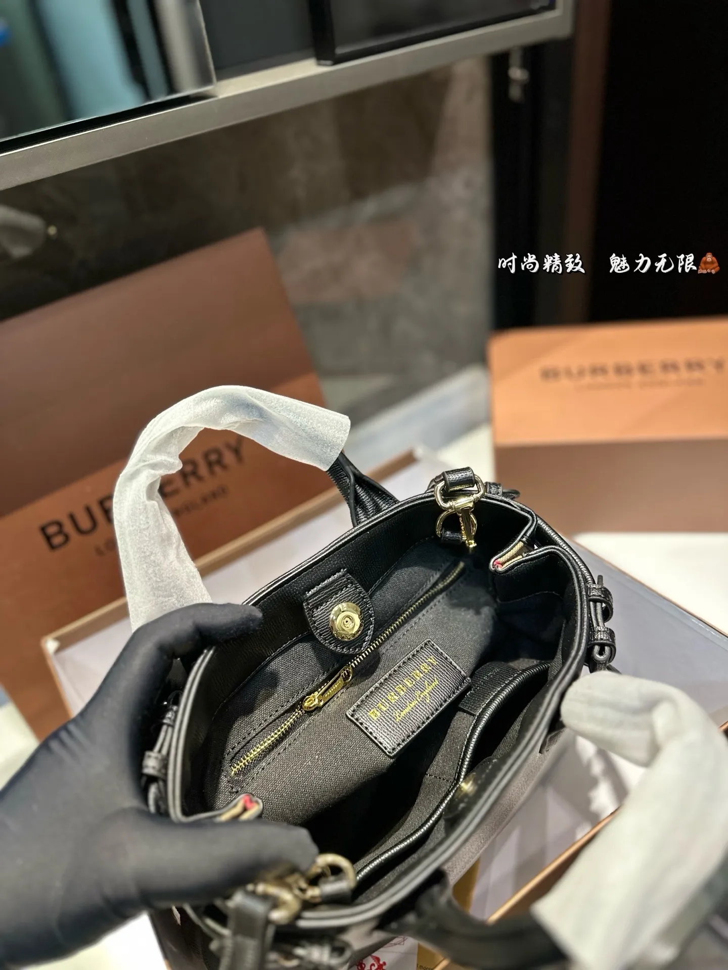 ❤️p165（礼盒包装）❤️ 上❤巴宝莉/burberry 购物袋 这款真的是太好看了吧 你们千呼万唤的款💓💓 怎么背都好看 质量超🐂B PK专柜品质 美妞必留款 趁着现货 抓紧留 size 26 19cm