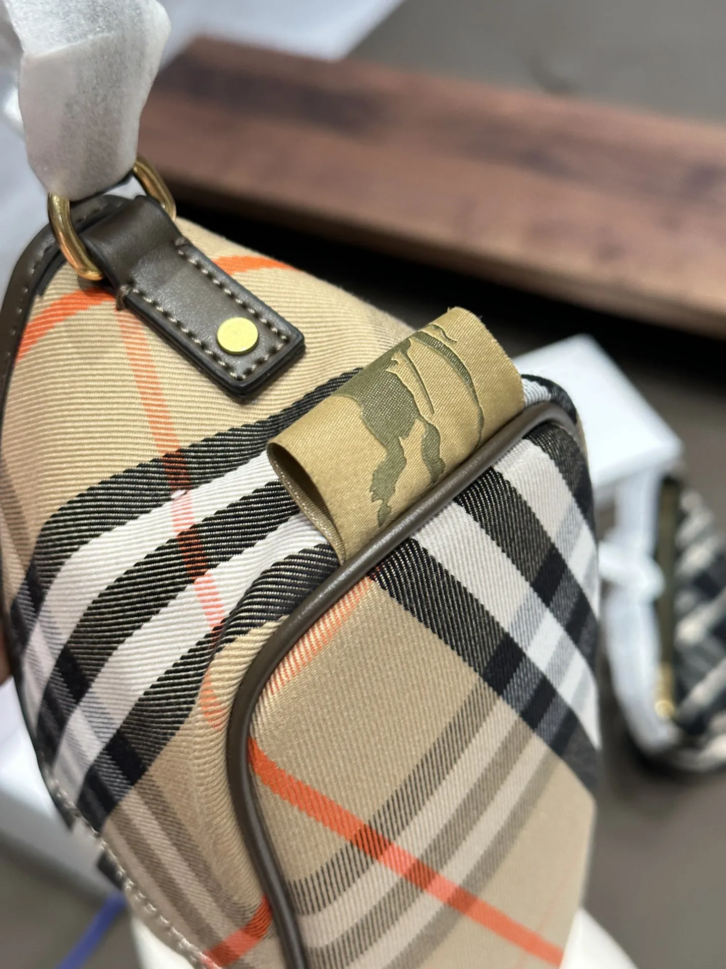 p130 Burberry女士mini腋下包新款格纹提花 Burberry女士mini腋下包新款格纹提花，代购5800,Hobo包是一款热门]的时尚单品，设计较为简约，线条流畅，呈现出一种随性、休闲的风格，可以容纳日常所需的物品，如手机、钱包、口红等。格纹的颜色和图案较为经典，容易与各种服装搭配，无论是休闲装还是正式装都能搭配出不错的效果20cm