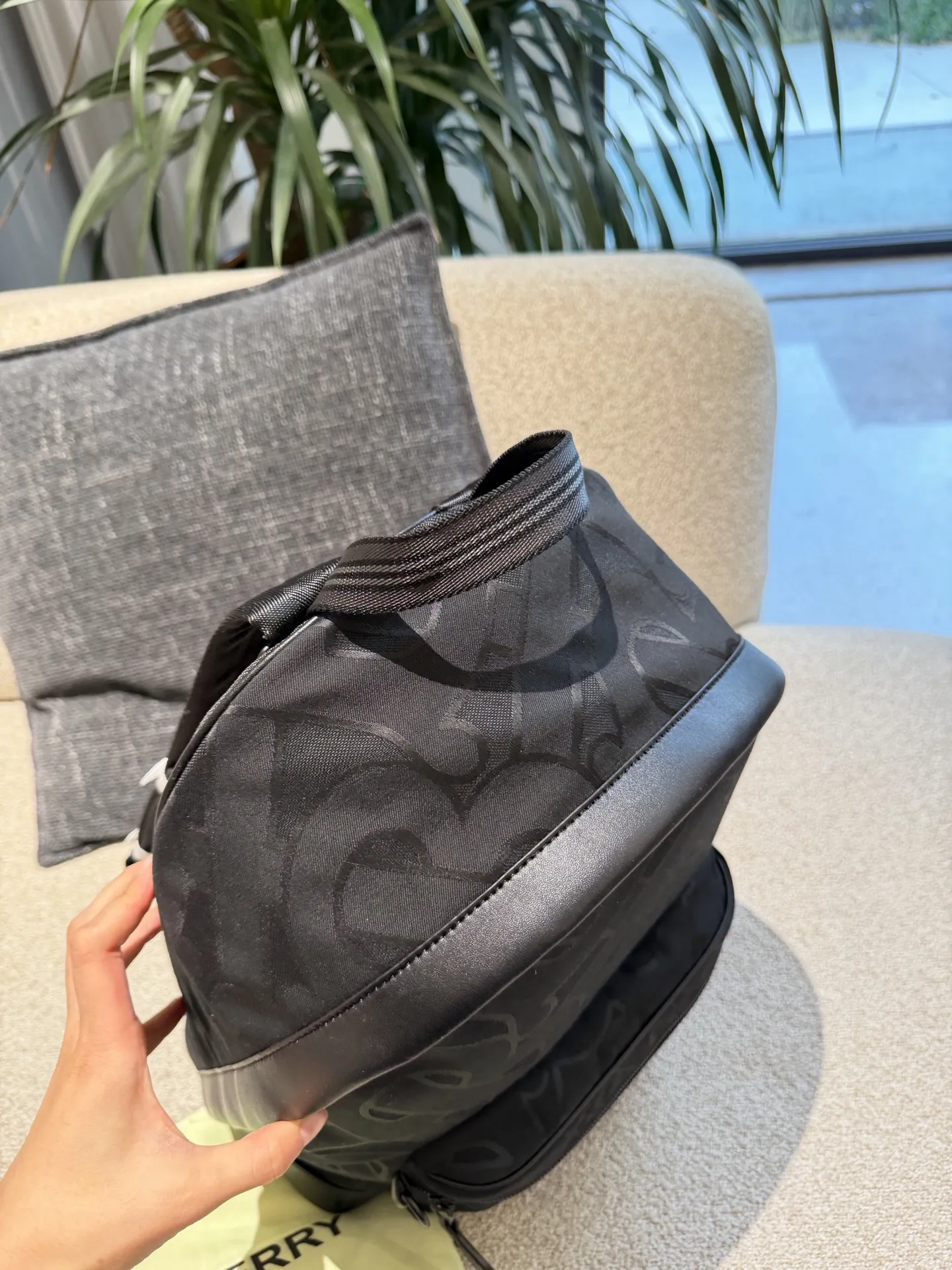 p220 Burberry TB标识尼龙双肩包 Burberry TB标识尼龙双肩包,黑色尼龙材质+经典TB提花,低调又有辨识度+。包身自重轻,容量大,通勤、短途旅行都超实用!内部隔层丰富,能装下电脑、文件等日常物品,外部拉链口袋方便收纳小物。尼龙材质耐用易清洁,还很环保。男女都能背,简约百搭,实用又时髦,是出行必备好物!32×40