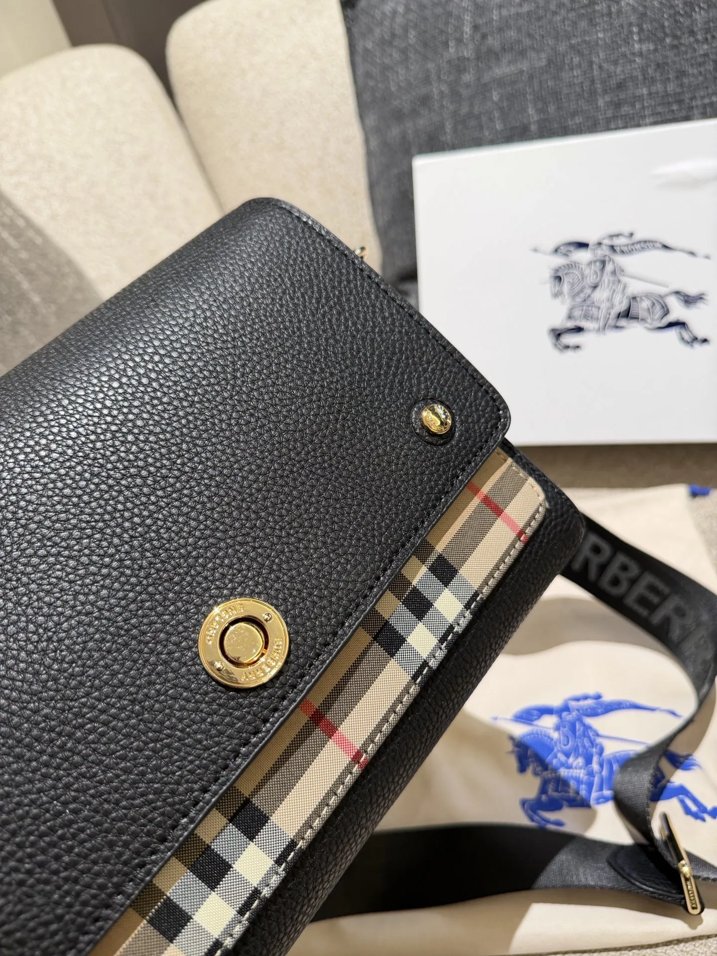 Burberry Note邮差包p165 Burberry Note邮差包,荔枝纹牛皮+经典格纹拼接,低 调又高级!25x17x8cm25x17x8cm,容量超能装,iPad、 雨伞都能放,通勤日常都OK++。宽肩带可调节,减压又百搭,休闲西装都能配。包盖吸扣设计,开合方便,内部空间合理,实用性满分!荔枝纹耐磨耐用,日常通勤、旅行都很 适合,是Burberry经典款,真的很推荐入手!