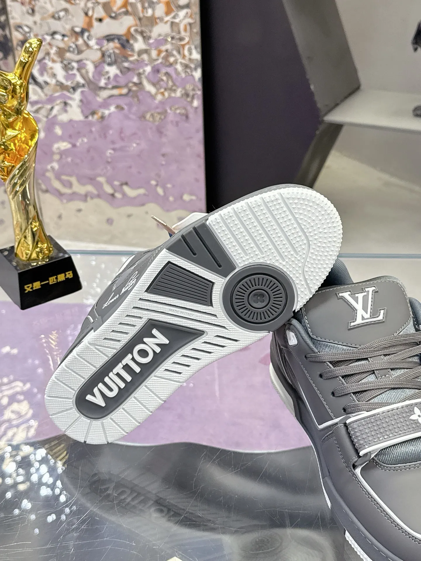 工厂价：350💰 顶级版本LV新款魔术贴 情侣款 LV 路易威登L家 Trainer 25开春/新款 休闲 运动鞋 滑板鞋 LV Trainer 运动鞋的灵感源自复古篮球鞋，代表 Virgil Abloh 的标志性设计理念 展现复古篮球运动鞋的当代演绎。粒面牛皮革 后者与当季成衣系列设计遥相呼应。Monogram 花卉点缀橡胶外底，LV 字母标注鞋舌。 ✔️面料: 原版定制头层牛皮 ✔️内里: 原版定制透气网里 ✔️大底: 双色TPU组合大底 ✔️底厚: 3CM ✔️Size: 35-45