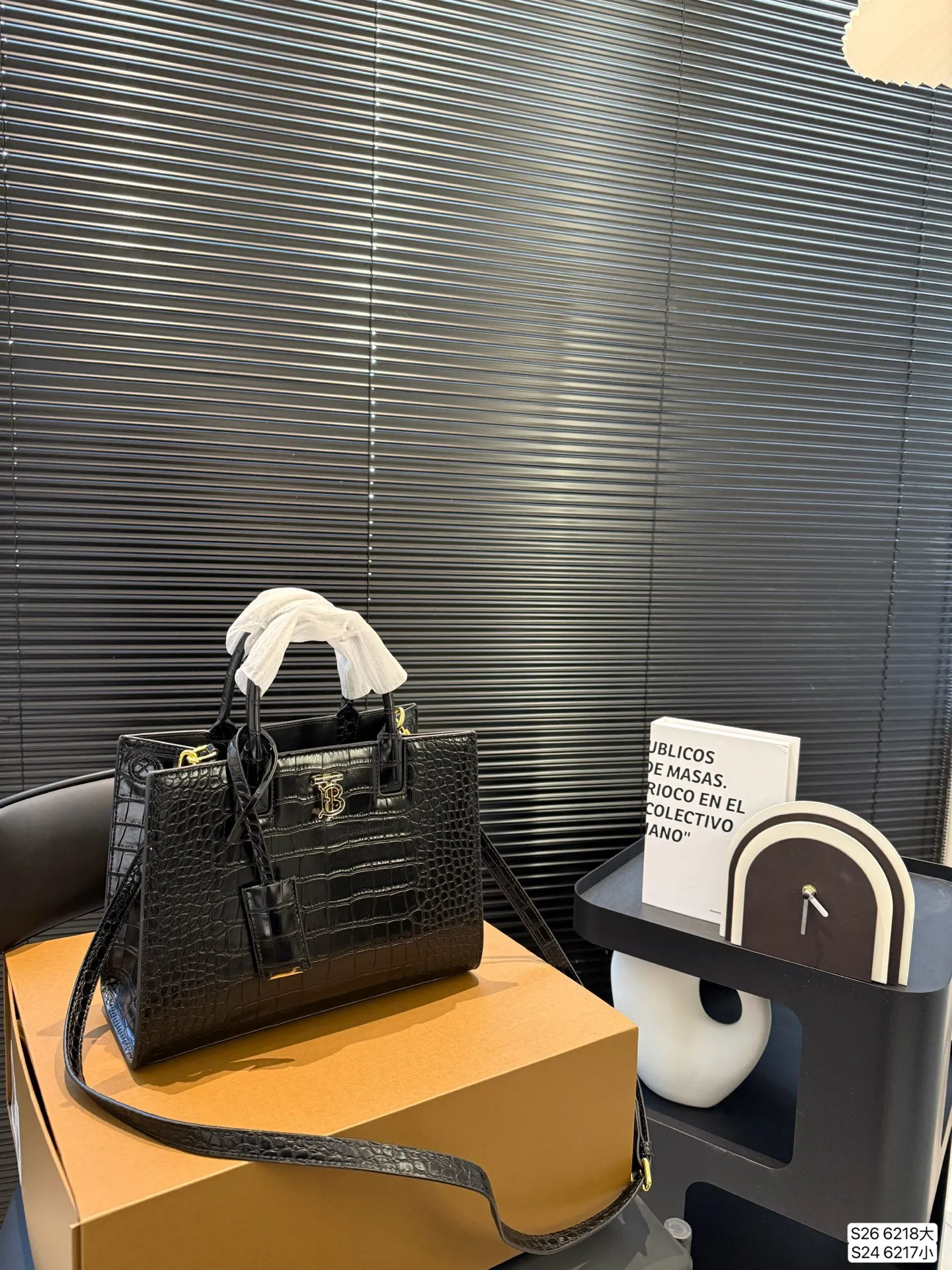 大号P180 小号P170 配折叠盒子巴宝莉Burberry |托特包 新款托特包包啊！ 侧面吸口模式 手提的同时 蒂一根长肩带可以斜挎和单肩！ 快来买呀 尺寸：大号33 24 小号27 21 货号大6218 小6217