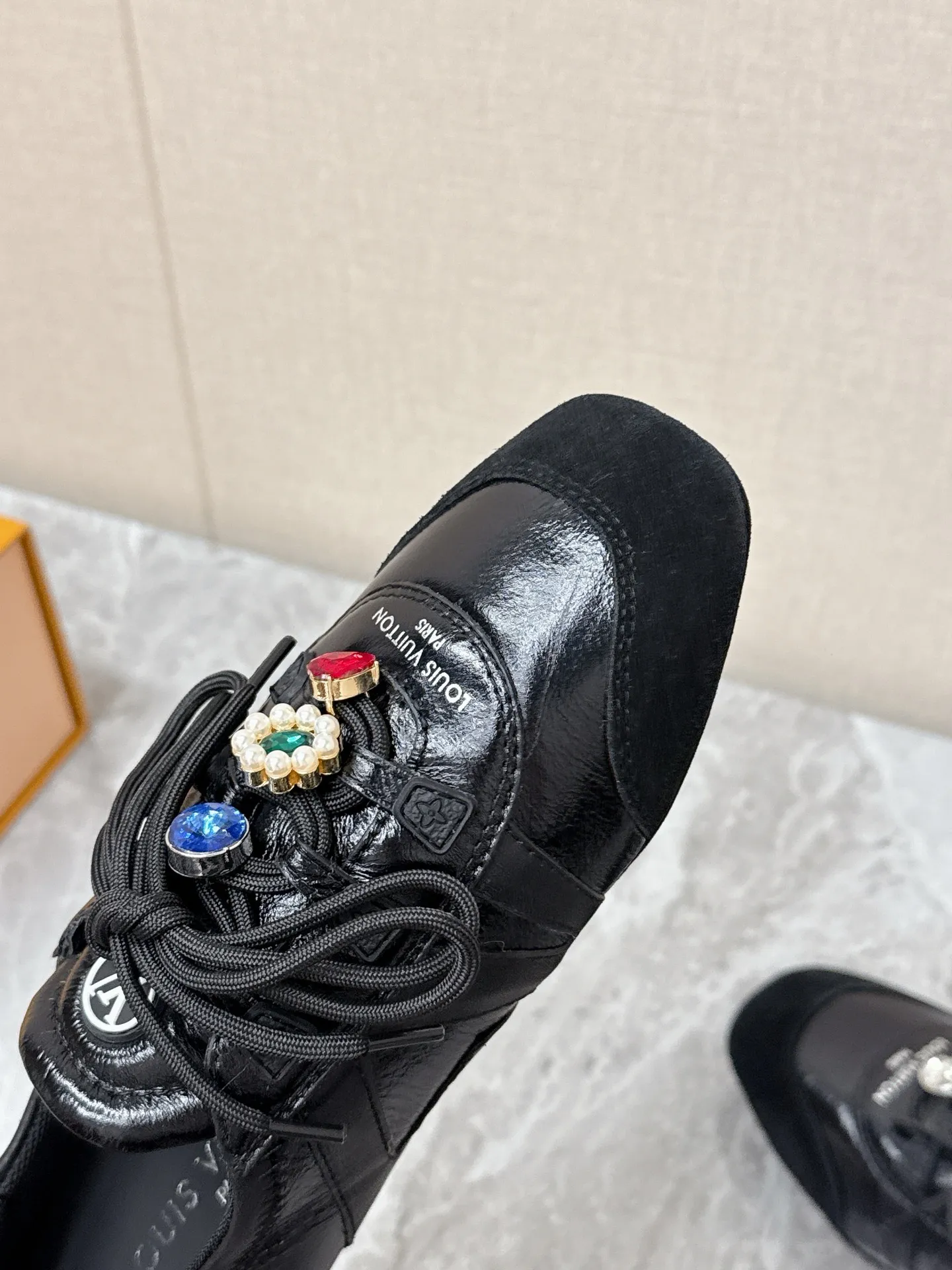 💰320 Louis Vuitton路易威登驴牌春夏Sneakerina系列 芭蕾运动鞋 德训鞋 平底鞋 原版三对购入开发完美复刻Sneakerina 芭蕾风运动鞋以丝滑绒面牛皮革塑造流畅线条 兼具芭蕾舞鞋的轻盈构型和运动鞋的舒适质感。侧面 LV 标识和Monogram 帆布后袢带丰富细节,Sacchetto 工艺和 TPU 外底升级轻柔穿着体验 底厚:1.5CM 面料: 原版定制进口头层牛皮 内里:原版定制透气网里鞋底:原版开模注塑TPU材质Size: 35-42(41 42定制)