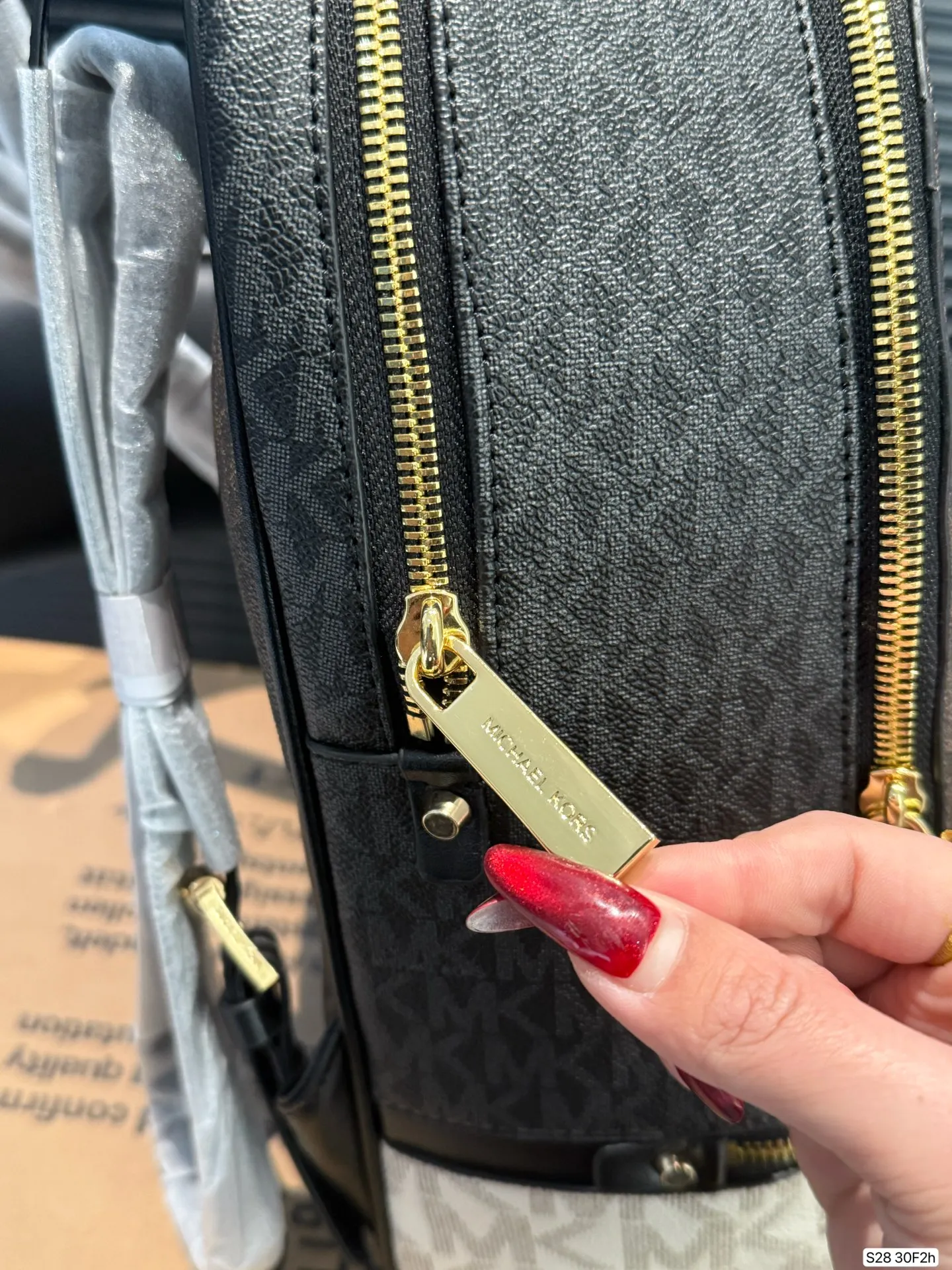 P190 配盒子MK双肩包... 夏天、冬天都能背上它! 是不是性价比超级高? 我们需要脱掉高跟鞋 换上运动鞋和双肩包, 给自己一日的轻盈。 尺寸25 31 货号30F2 