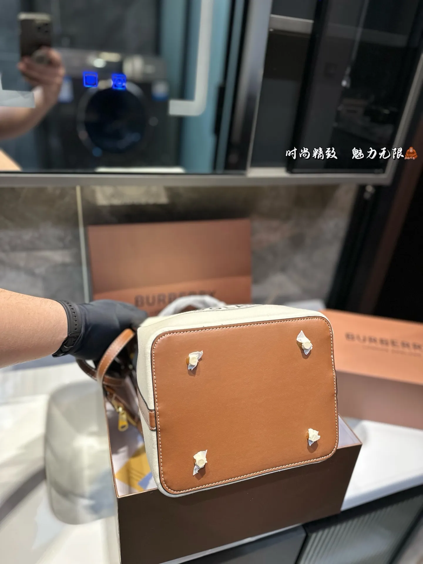 ❤️p130❤️ Burberry越来越文艺了 很久没有巴宝莉有这样心动的感觉了之前也只见过官宣照片 实物到手才发现比想象中的还要美简直一见钟情自从 Riardo tisci加入Burberry 以来搞了好多大事件!启 用新logo 开创新monogram打造全新包款 今年春夏毫不张扬低调上线的帆布系列包包 简直就是偷心多少人感叹因为这几款帆布包 也变成了不敢随便进的店新款的帆布水桶包不仅好看 造型和其他帆布包也不太一样特别的样式自带vintage气质帆布面料比全皮的看起来更有质感更特别自带文艺小清新的气息 上身搭配也是超乎想象的显气质 尺寸21*25.5cm