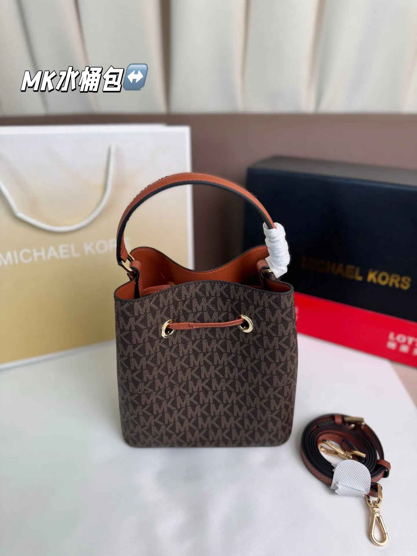 P135 配折叠盒子 mk水桶 时尚炸街 商务稳重 通通拿捏。一年四季都能打Mercer系列一直注重通勤实用!尺寸 17*19