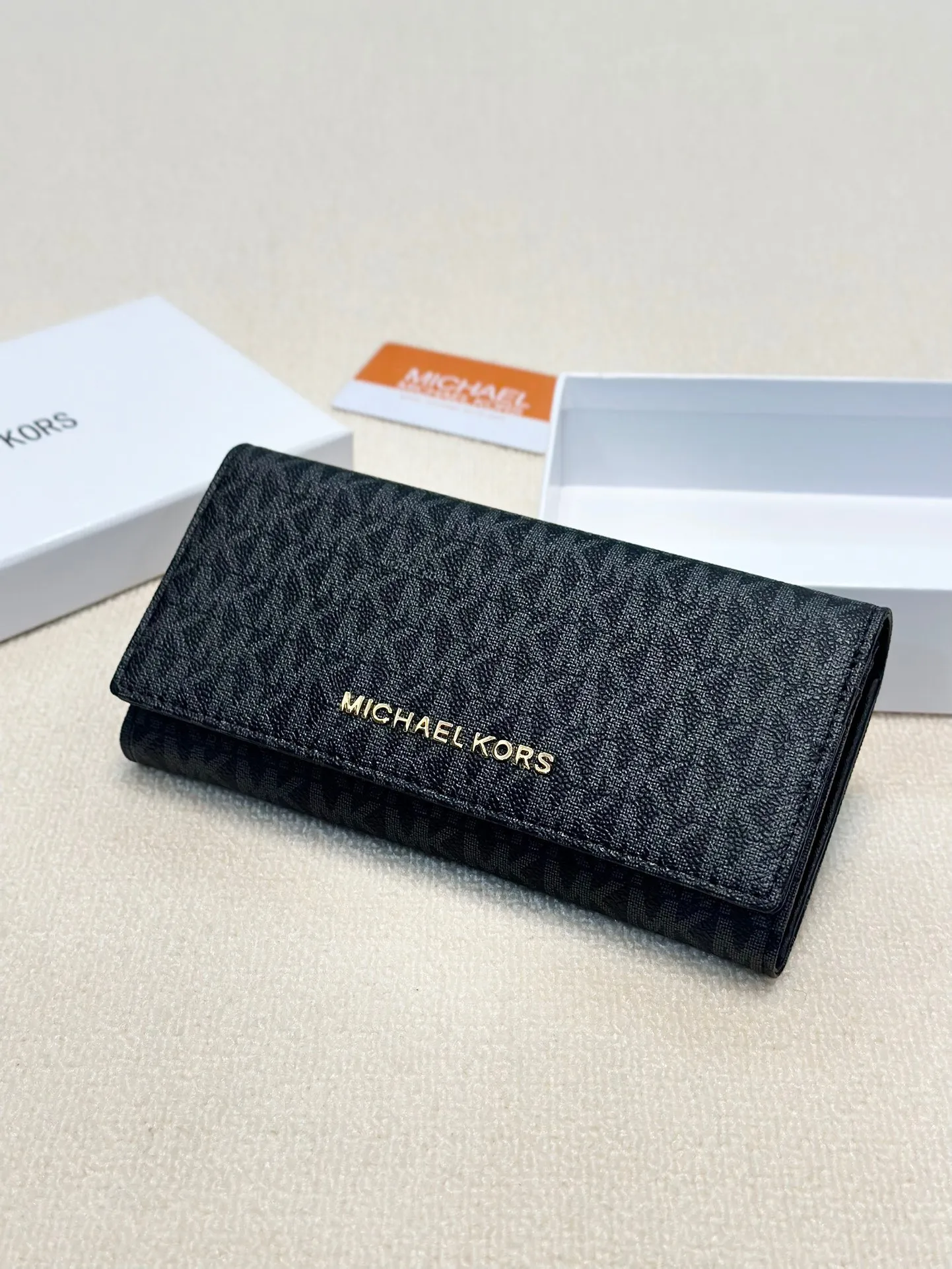 P95🎀🎀颜色 黑 咖🎀尺寸 19x10🎀MK✨优质牛皮🐂手感一流👏时尚设计💋潮版百搭，简约大方，经典永不过时💍长款钱包