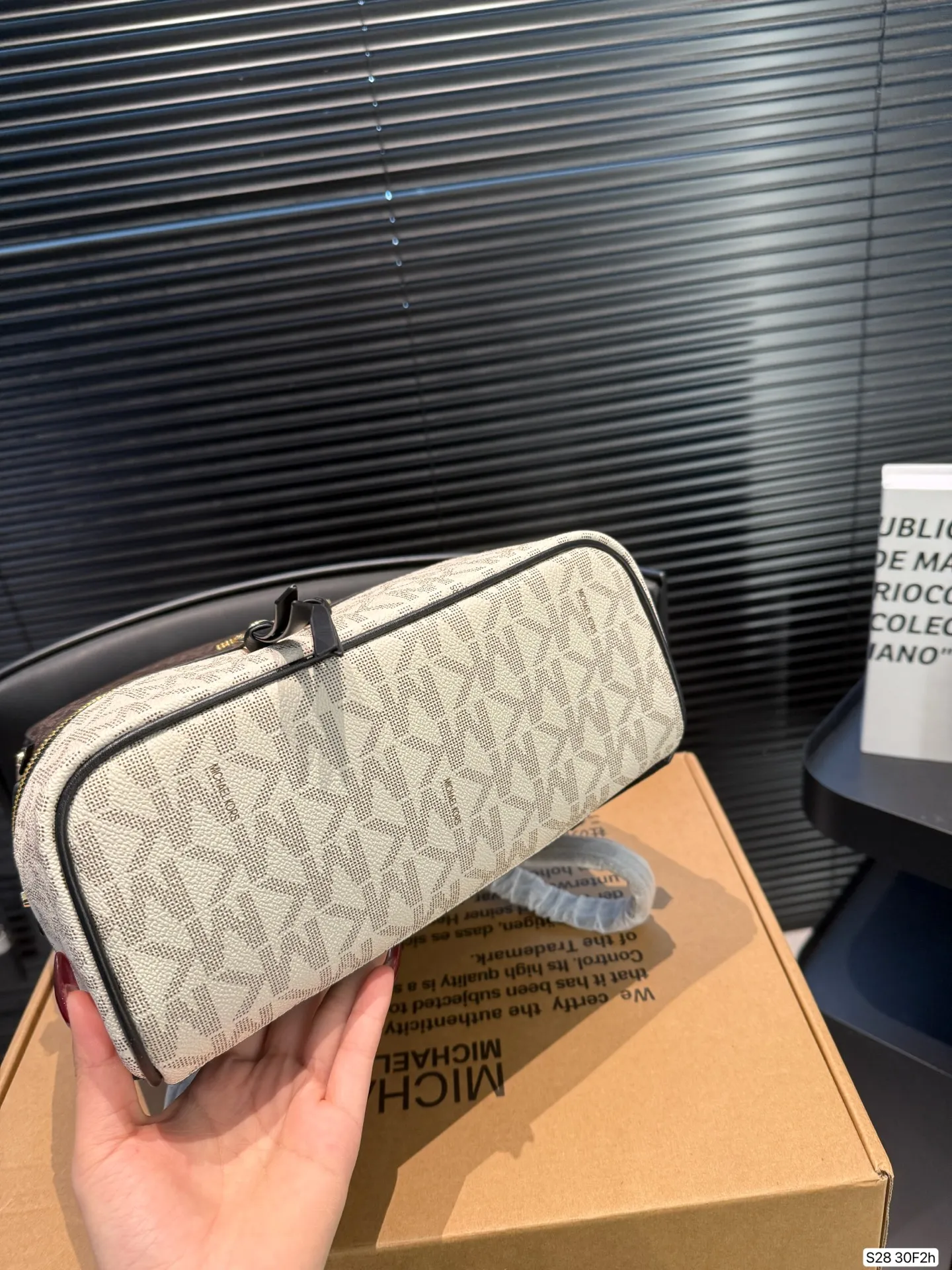 P190 配盒子MK双肩包... 夏天、冬天都能背上它！ 是不是性价比超级高？ 我们需要脱掉高跟鞋 换上运动鞋和双肩包， 给自己一日的轻盈。 尺寸25 31 货号30F2 ​