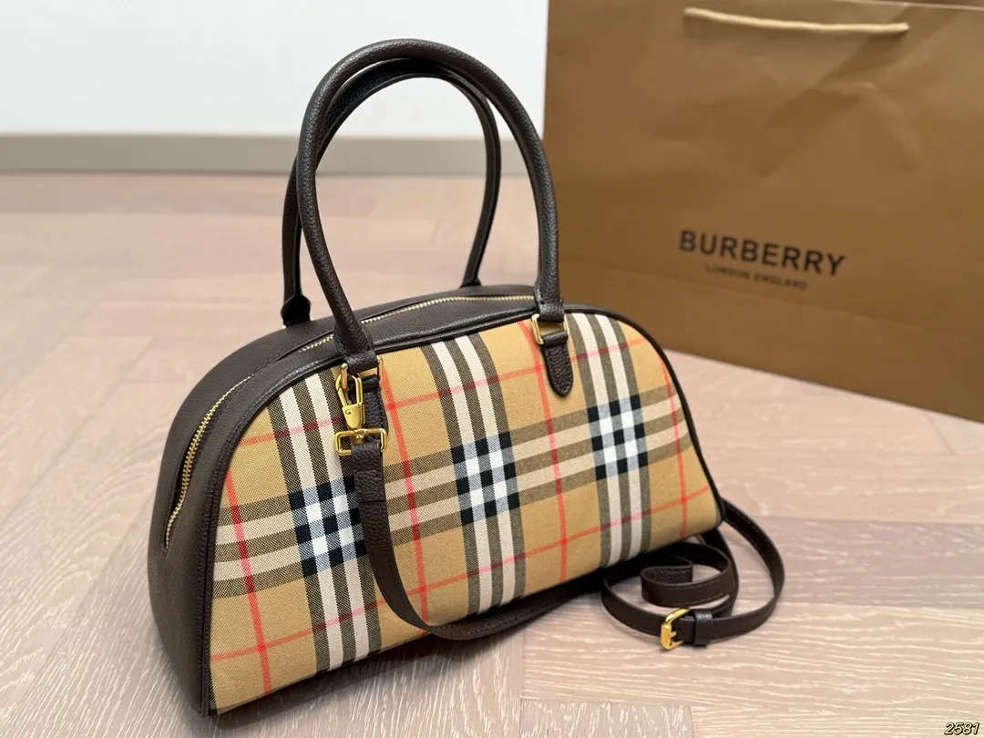 &yen;150 巴宝莉Burberry 保龄球包手提包 时髦典雅直接封神 值得入手 尺寸33 17