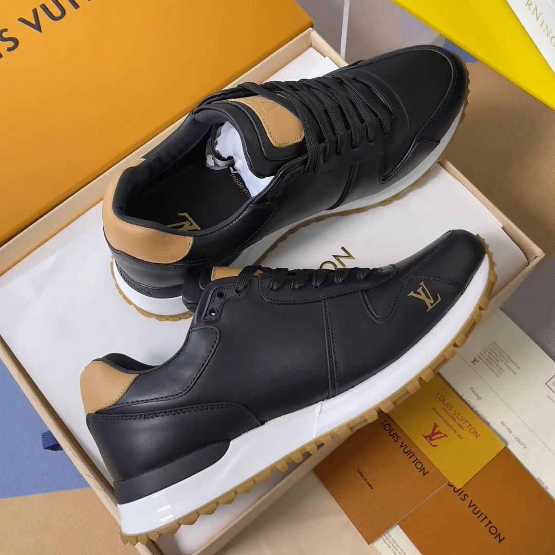 顶级版本：男款390💰 LV 路易威登 驴牌L家 经典Run Away系列 休闲 运动鞋 老爹鞋 原版购入开发 做货 本款 Run Away 运动鞋融汇品牌经典 Monogram 压纹粒面牛皮革和 Epi 牛皮革，以坡跟橡胶外底诠释跑鞋灵感。LV 字母和路易威登巴黎标识分别点缀鞋舌和后部 配送专柜精美包装🛍📦 ▪️ 面料：原版定制进口头层牛皮 ▪️ 内里：原版定制羊皮+透气网里 ▪️ 鞋底：原版开模防滑TPU材质 ▪️ 底厚：4CM ▪️ Size: 男款39-46