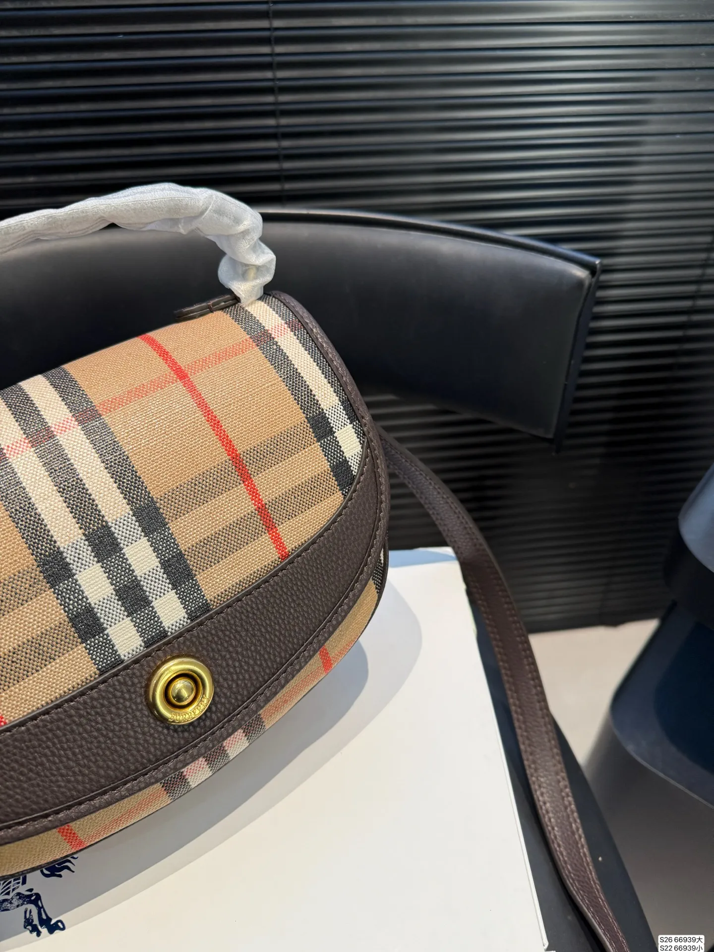 大号P180 小号P160 配折叠盒 当经典格纹,邂逅浓郁秋色 高级感秋日公式,Burberry就够了 尺寸大号24 17 小号19.5 12 货号66939