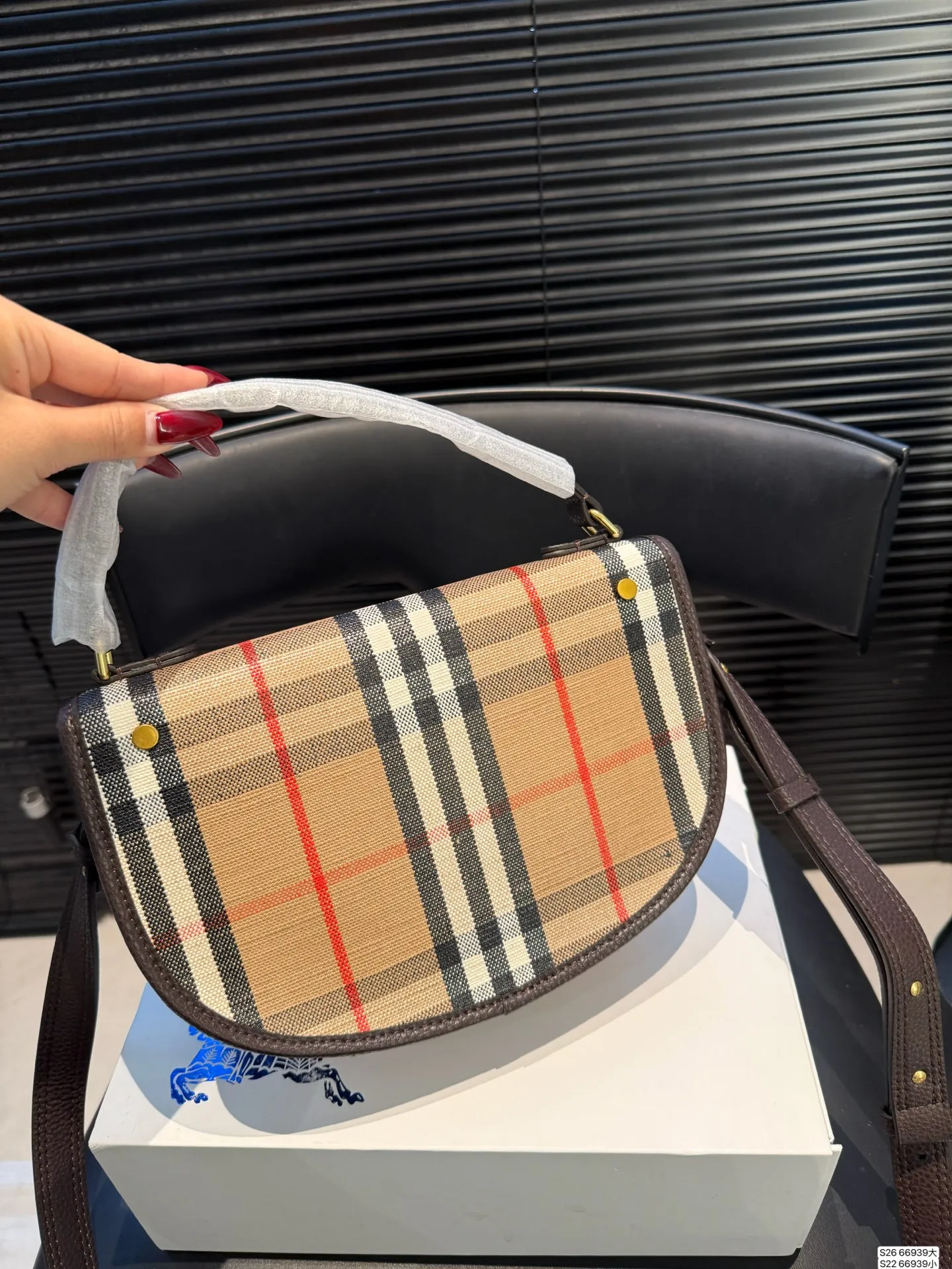 大号P180 小号P160 配折叠盒 当经典格纹,邂逅浓郁秋色 高级感秋日公式,Burberry就够了 尺寸大号24 17 小号19.5 12 货号66939
