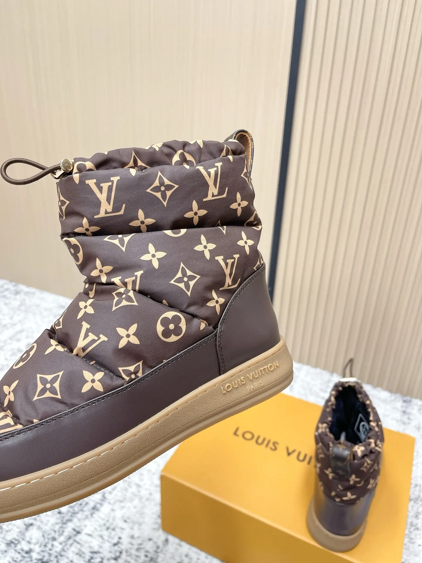 顶级版本：💰320 LV 路易威登 L家 驴牌 老花 厚底 羽绒 雪地靴 本款 LV Cloud 系带高帮运动鞋以舒适羊毛皮及经典 Monogram 帆布构筑舒暖瞩目构型，为 LV Ski 系列再添潮流一员，可在雪道运动与城市街头间无缝切换。交叉鞋带点缀亮泽孔眼，橡胶外底抒写路易威登标识 ▪️ 面料：原版定制进口防水布 ▪️ 内里：原版进口保暖BK布里 ▪️ 鞋底：原版开模防滑橡胶大底 ▪️ 底厚：3CM ▪️ Size: 35-39（40定做）