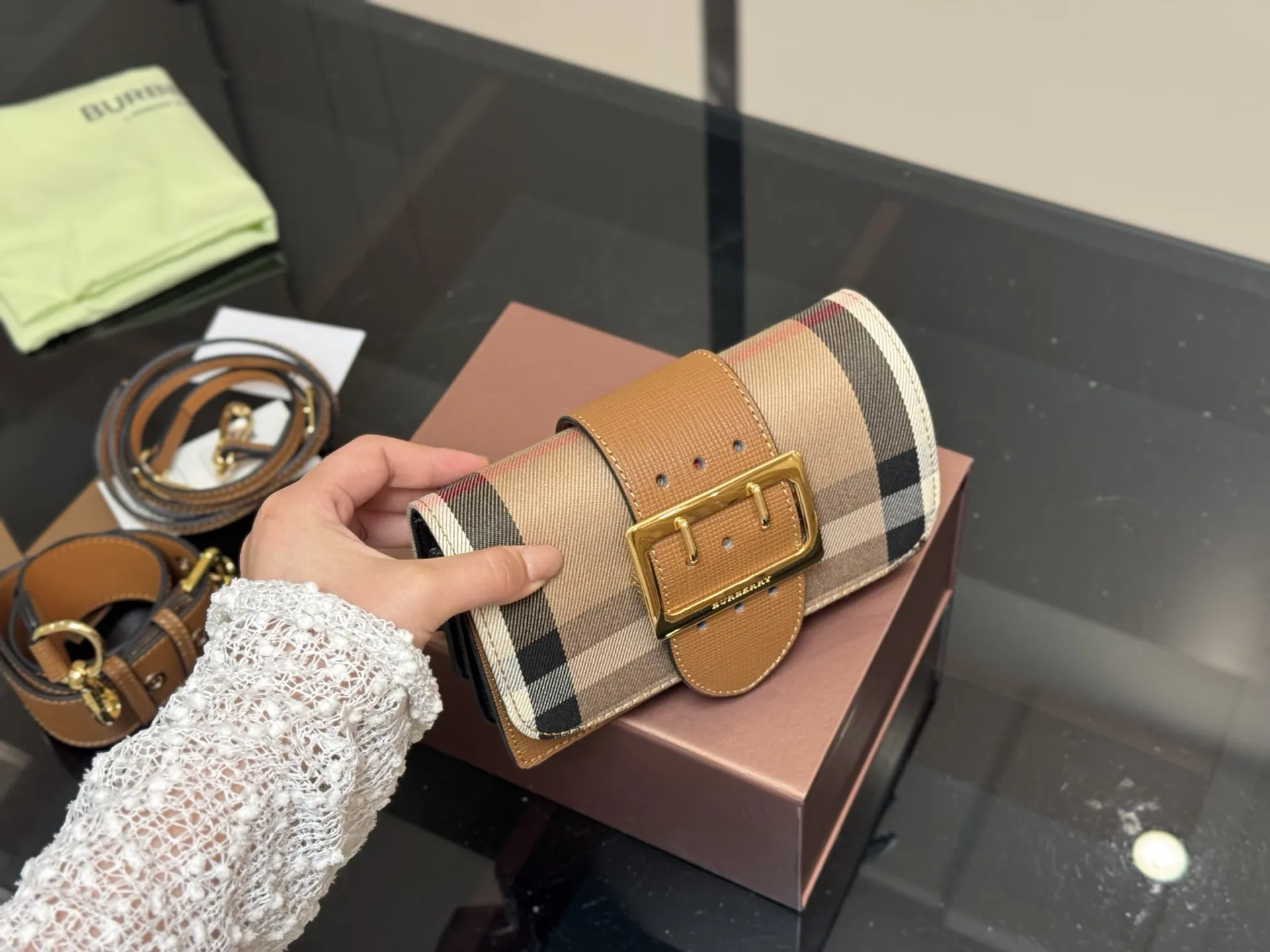 ¥170 配盒 尺寸:19.5*10*8cm 💜BURBERRY💯 巴宝莉 原单货 搭配双肩带 ⚠️一宽一细 臻选考究的马勒牛皮配原厂帆布精制而成 超级讲究哦!!!