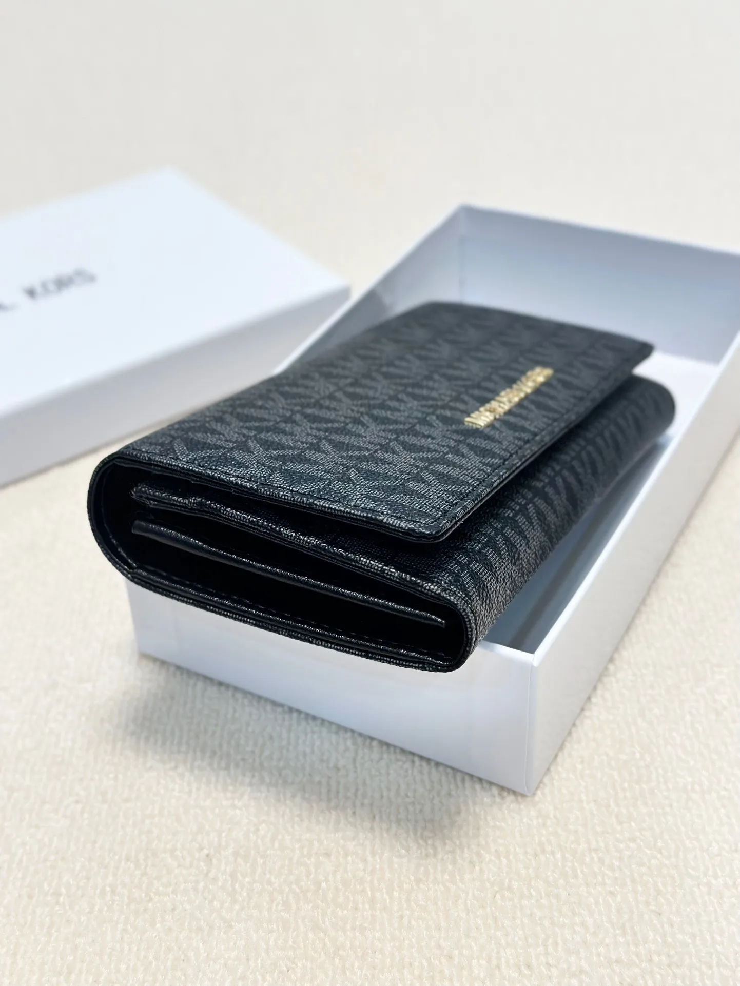 P95🎀🎀颜色 黑 咖🎀尺寸 19x10🎀MK✨优质牛皮🐂手感一流👏时尚设计💋潮版百搭，简约大方，经典永不过时💍长款钱包