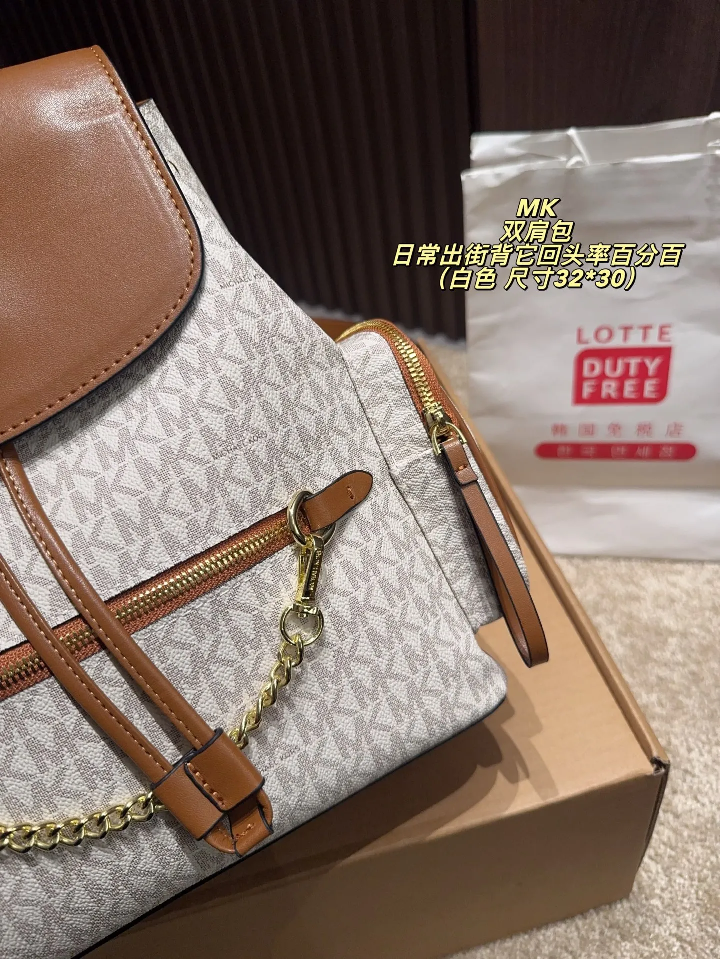 P200配飞机盒⚠️尺寸30*32 MK 双肩包 质感很高级 容量超级大也很耐用 日常出街背它回头率百分百 就是这种随性慵懒感