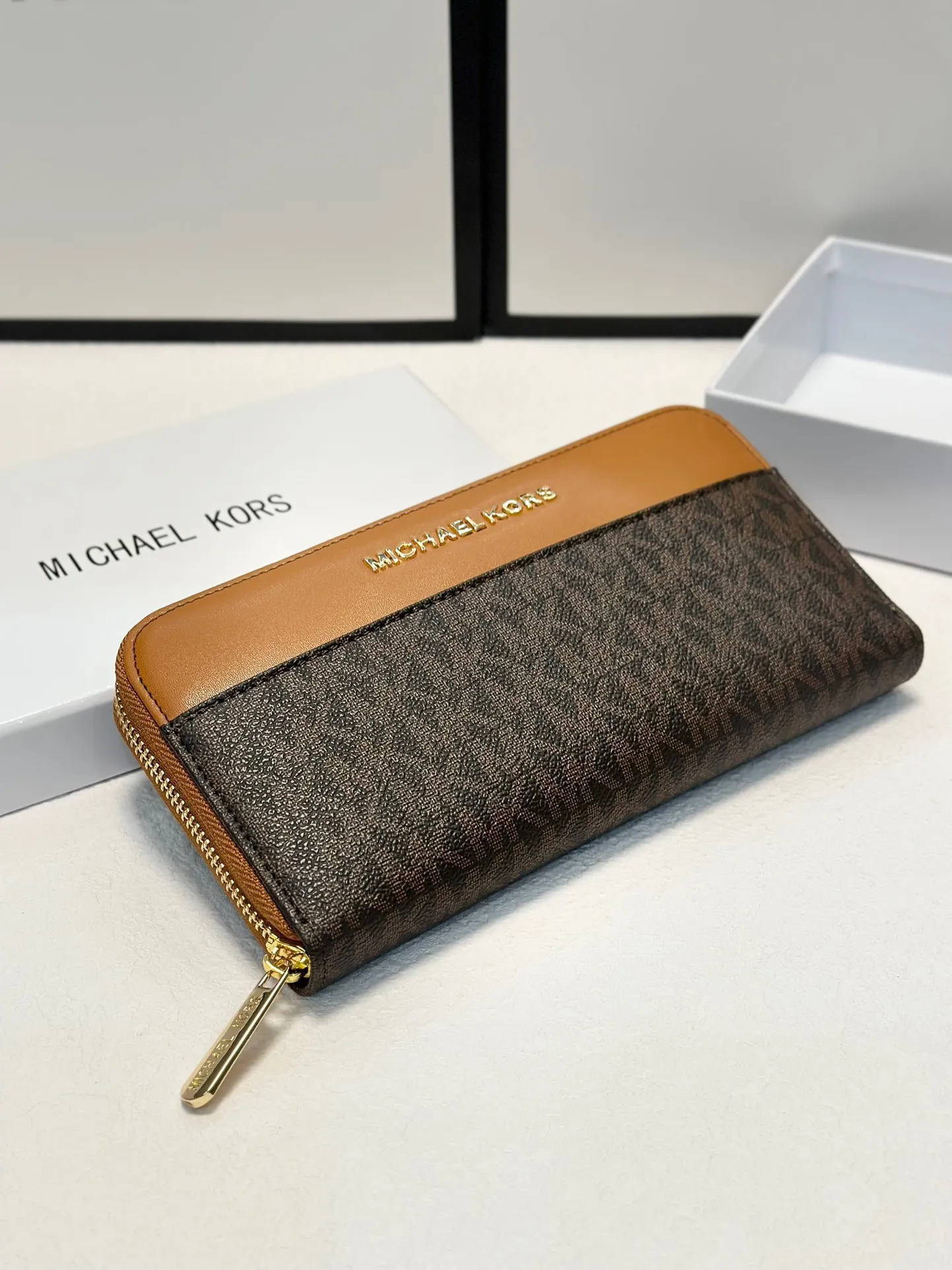 P95🎀🎀颜色 咖🎀尺寸 19x10🎀实拍MK✨优质牛皮🐂手感一流👏时尚设计💋潮版百搭,简约大方,经典永不过时💍单拉链钱包