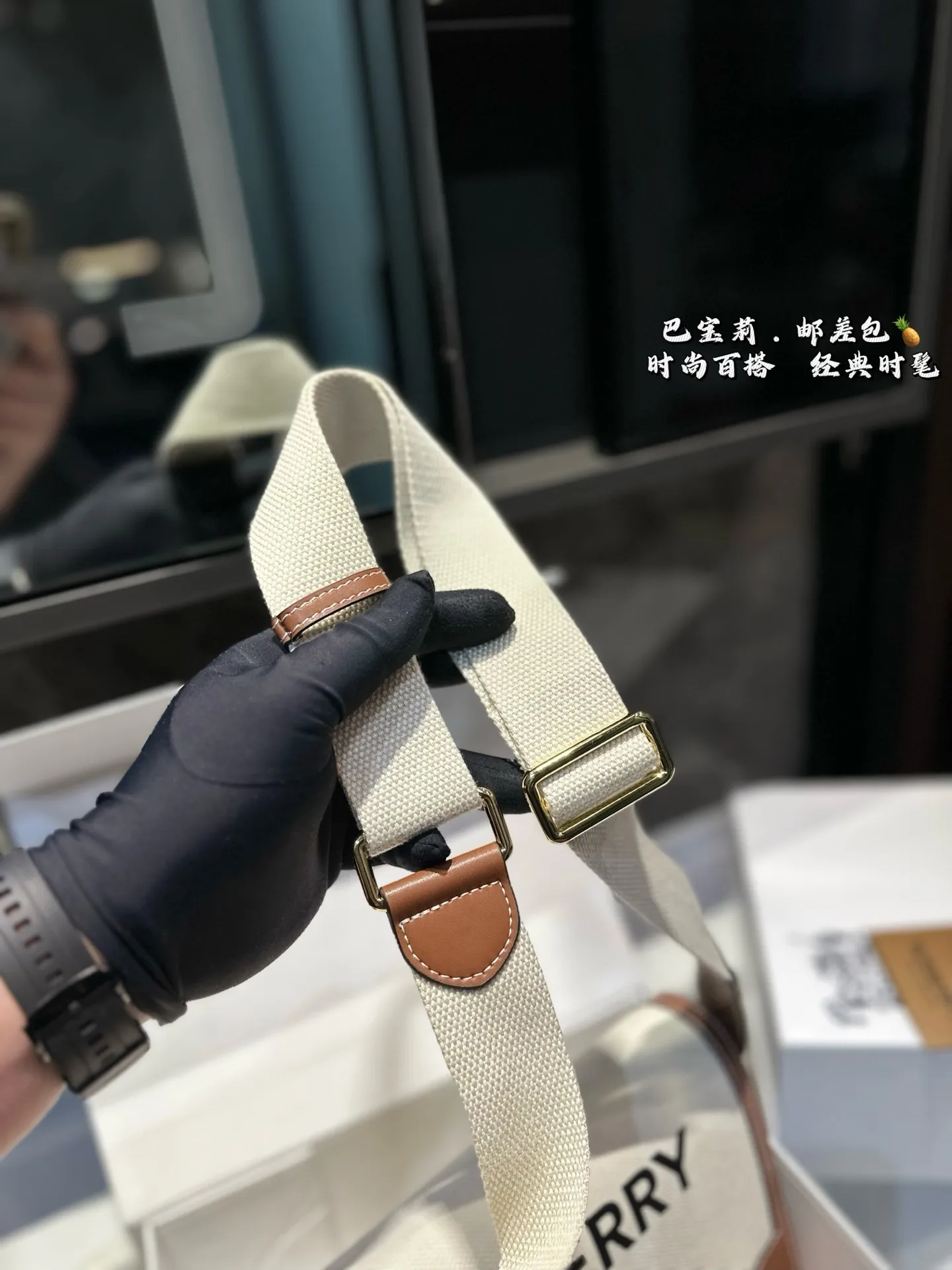 ❤️p155（礼盒包装）❤️ 巴宝莉BURBERRY 邮差包巴宝莉专柜最新款单肩斜挎包，实用耐久的面料 采特殊材质搭配牛皮🐂四季必备 单肩斜挎背两用款 尺寸 25.18