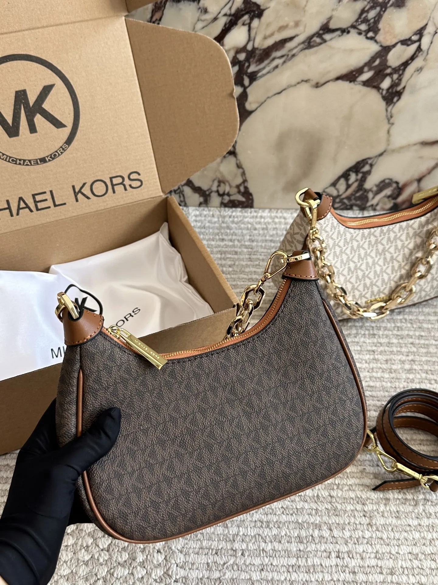 p160 MK秋冬惊艳爆款[庆祝][庆祝] cora经典老花腋下包，附带一条长肩带不仅可以腋下还可以斜挎，小巧精致，百搭通勤，精致女孩秋冬必备款～23cm 飞机盒包装