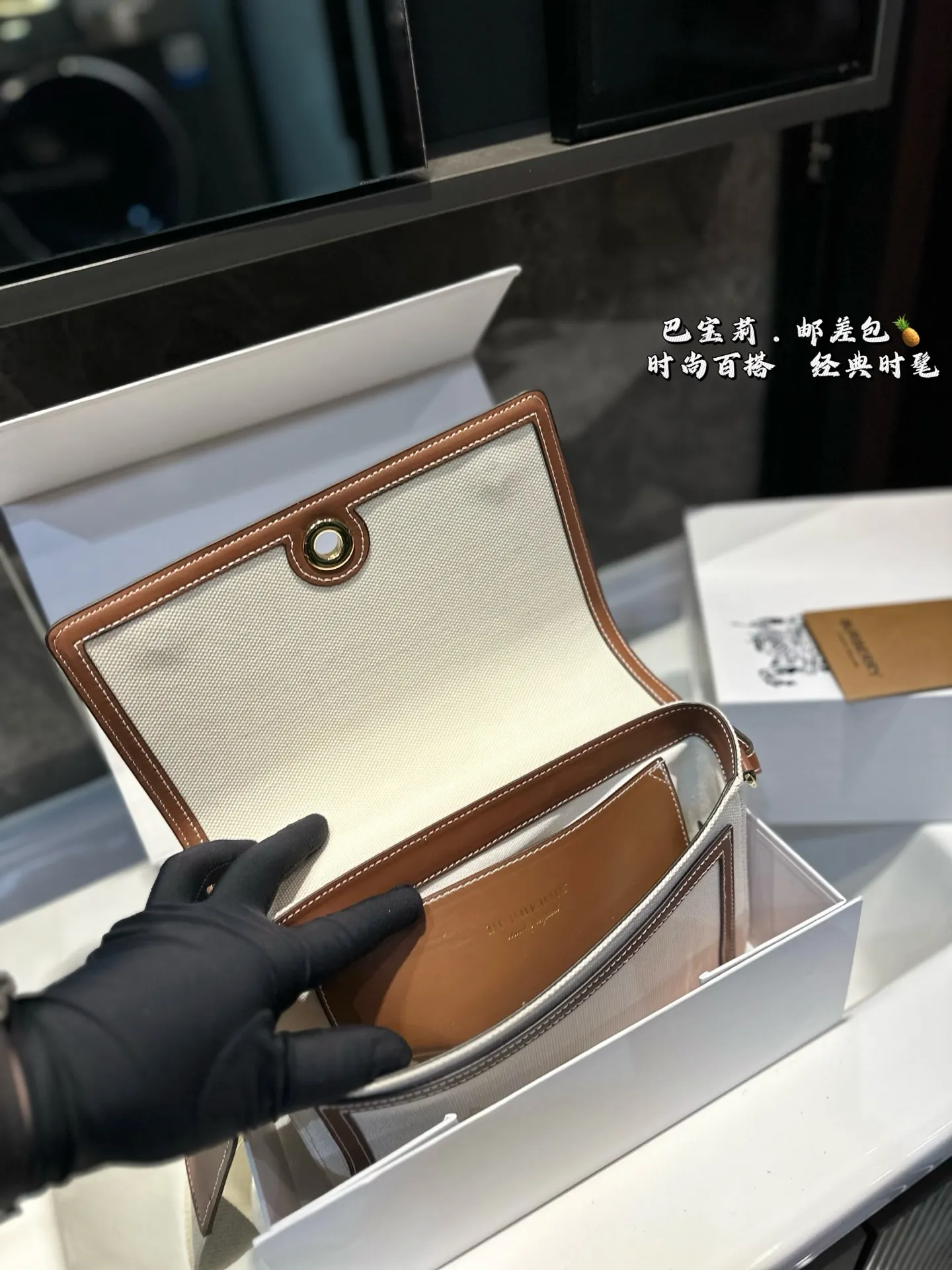 ❤️p155(礼盒包装)❤️ 巴宝莉BURBERRY 邮差包巴宝莉专柜最新款单肩斜挎包,实用耐久的面料 采特殊材质搭配牛皮🐂四季必备 单肩斜挎背两用款 尺寸 25.18