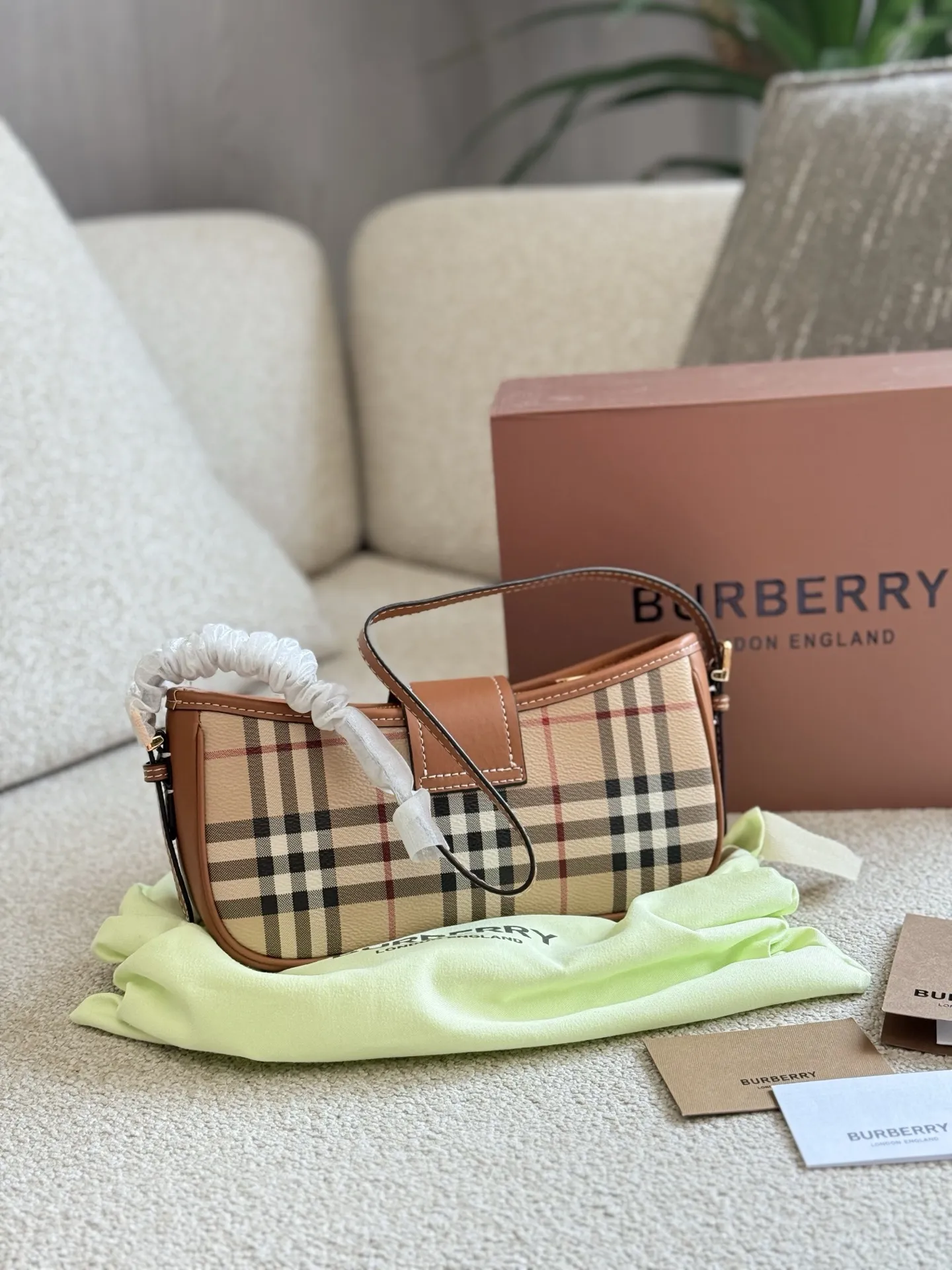 p155 你的夏日必备包款|BURBERRY 采用BURBERRY品牌典藏格纹，将复古的英伦风展现得淋漓尽致，不同的包型可以打造不同的风格体验感25cm