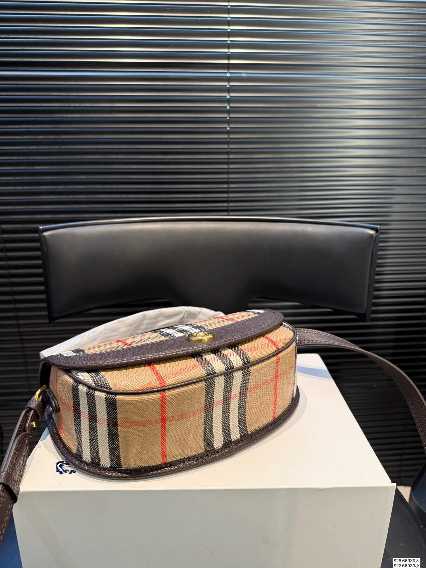 大号P180 小号P160 配折叠盒 当经典格纹,邂逅浓郁秋色 高级感秋日公式,Burberry就够了 尺寸大号24 17 小号19.5 12 货号66939