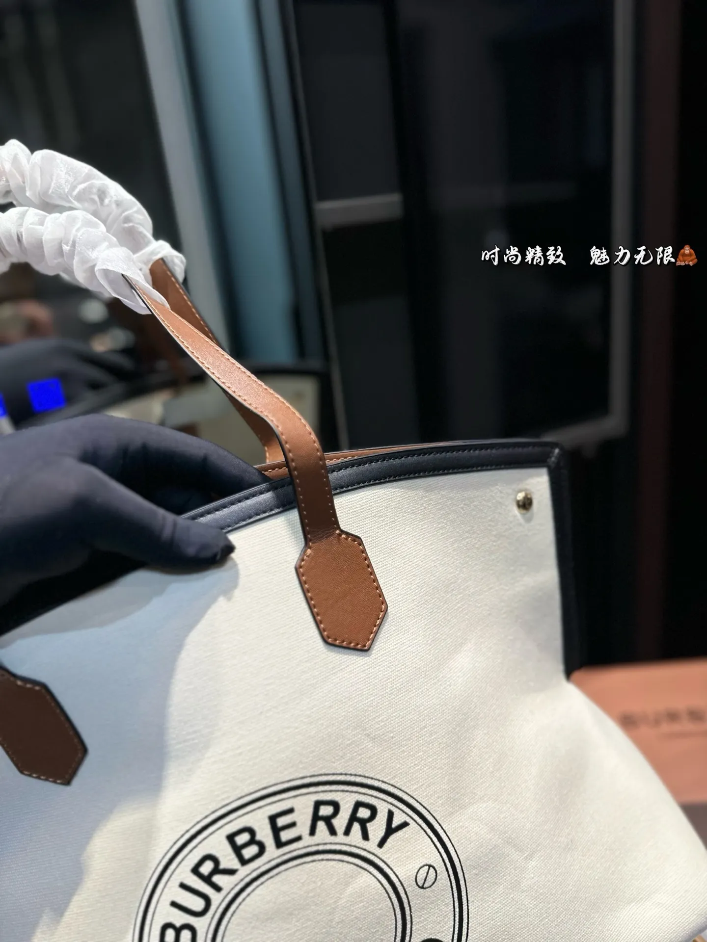 ❤️p160❤️ Burberry 2020SS托特包!!购物袋 推 荐给大家 巴宝莉大家好.推荐给大家是2020SS走秀款非常实用和百搭.相对很多托特包来说.这个款满轻便又耐用的一款! 太喜欢这个款式啦 推荐自留 尺寸 45 33