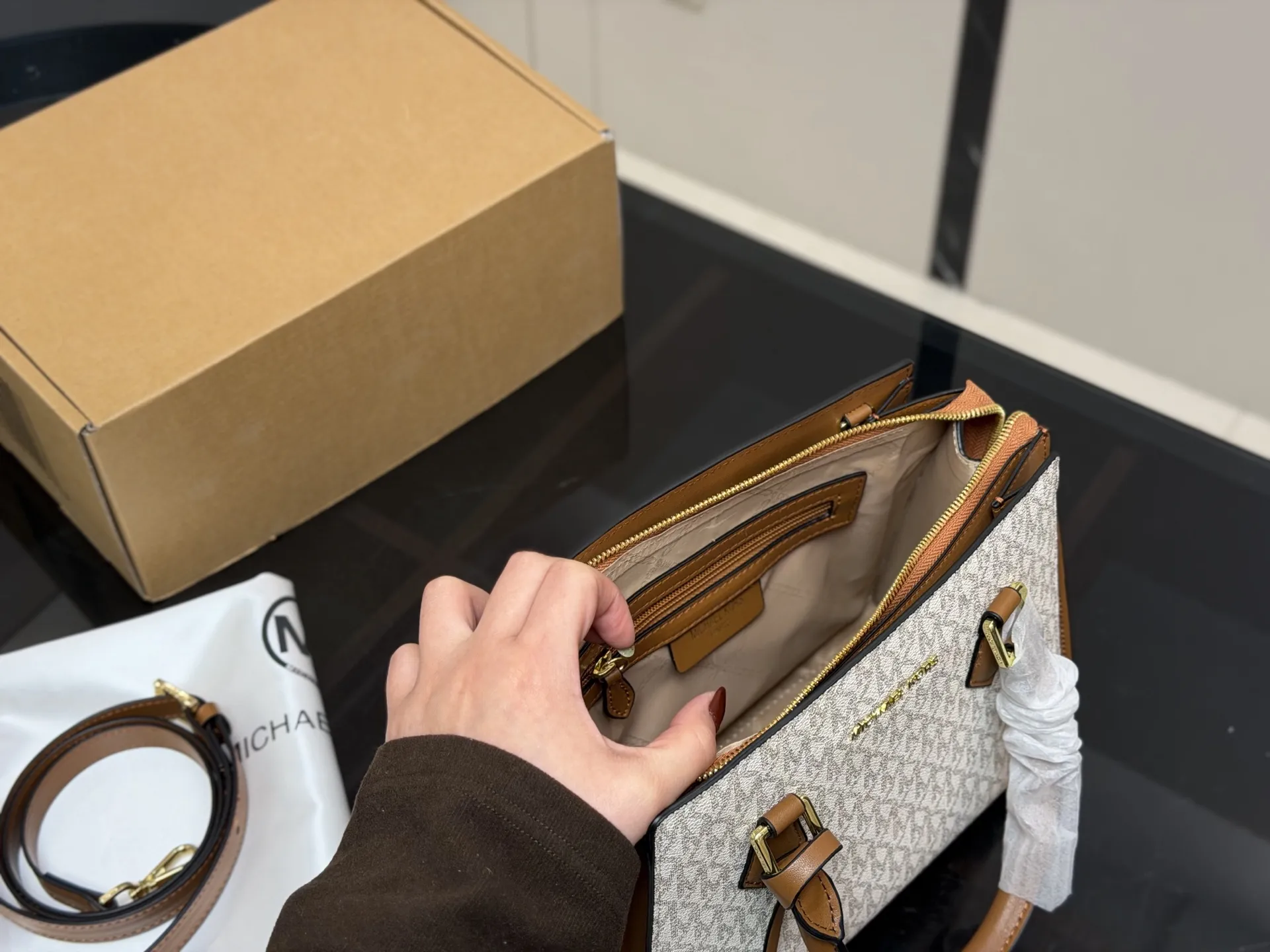 ¥170 配盒 size:26*20cm mk 新品 你会发现它越看越好看! 实用型 容量大